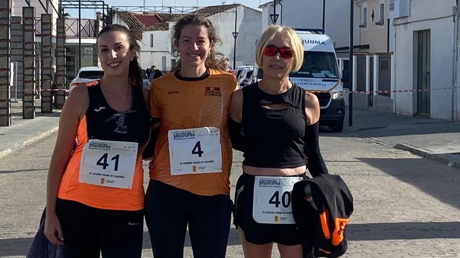 Alicia Vega posa junto a Toñi del Pino y Laura Ortega.