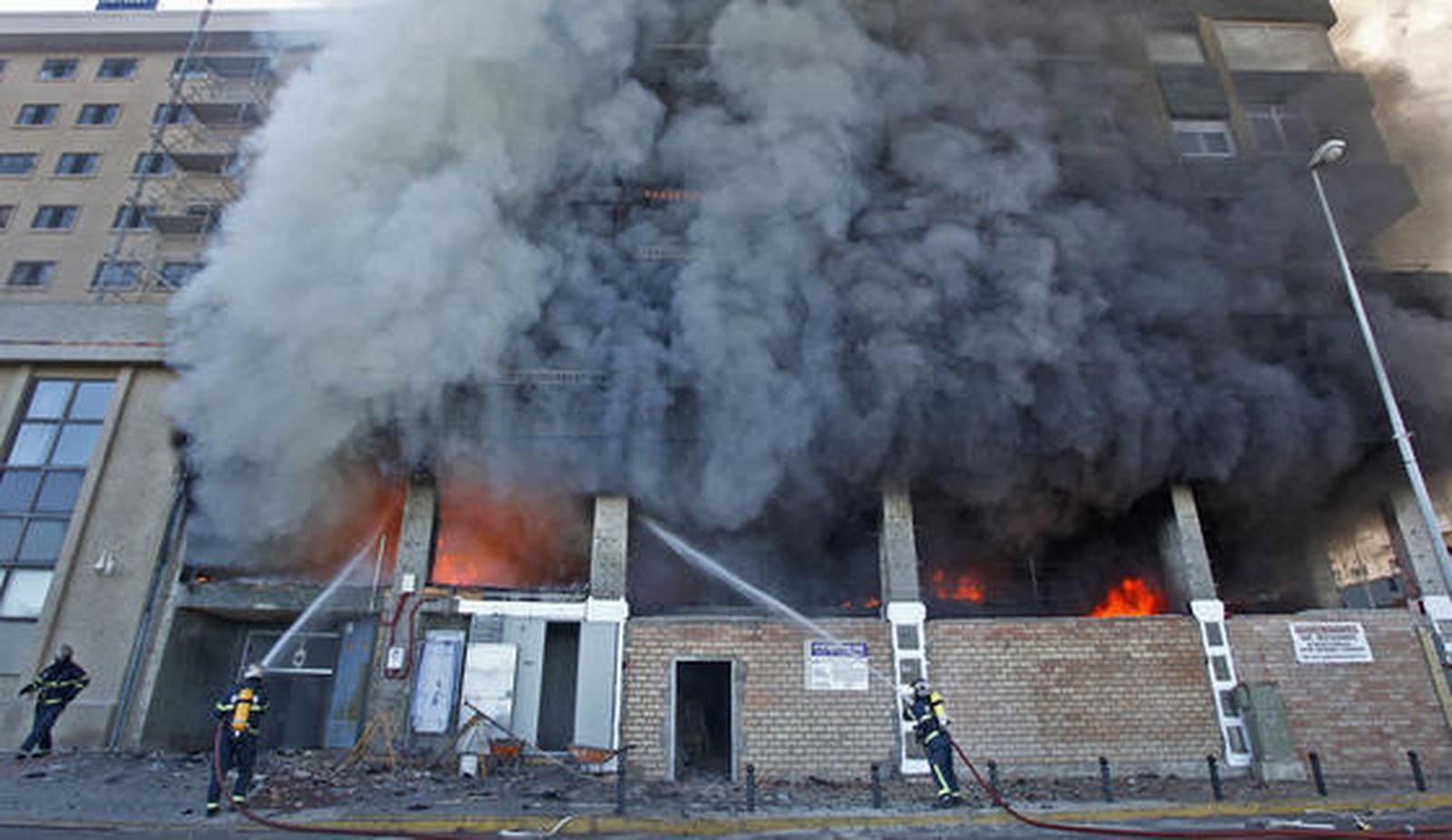 Espectacular incendio en un edificio de la calle Brasil. /Jesús Marín