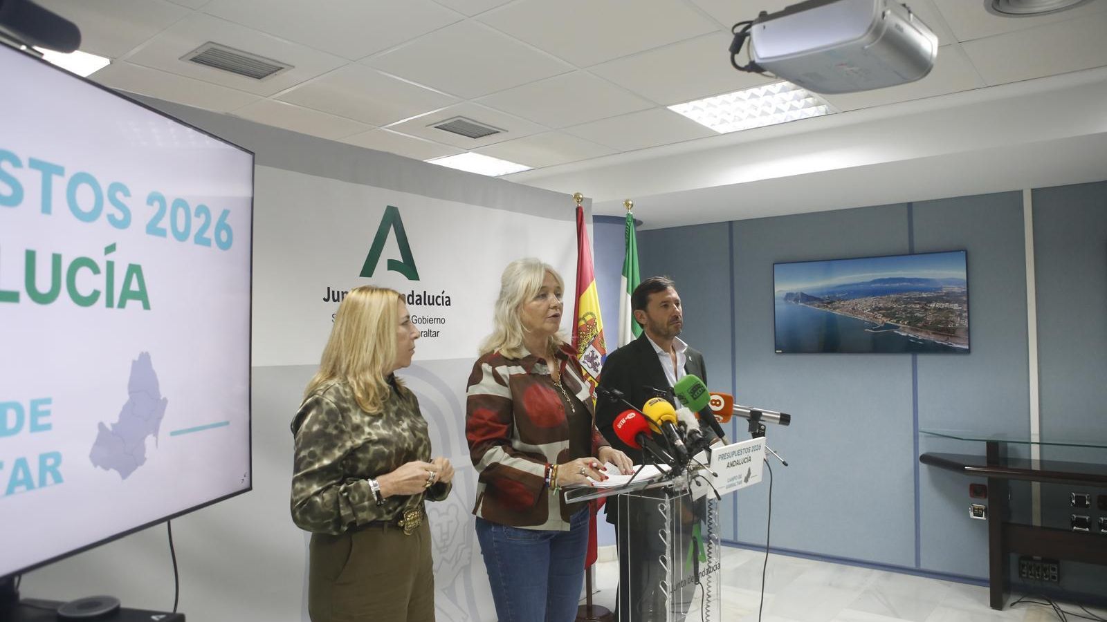 Inmaculada Olivero, Mercedes Colombo y Javier Ros, este jueves en la presentación de los Presupuestos 2026.