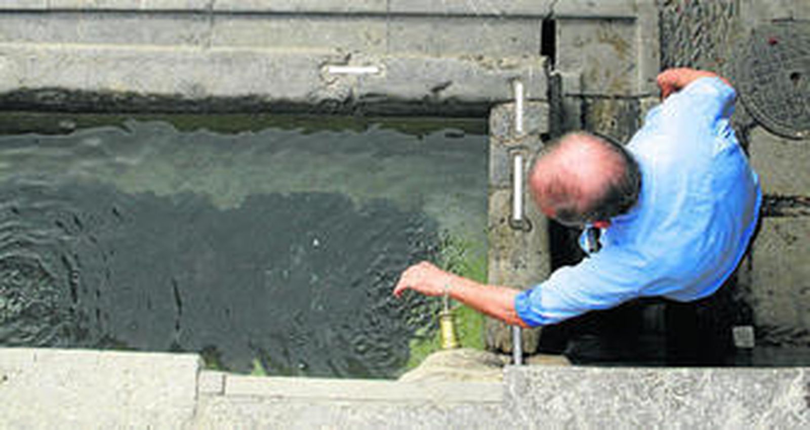 Hidratarse y refrescarse son los mejores remedios para soportar el calor.