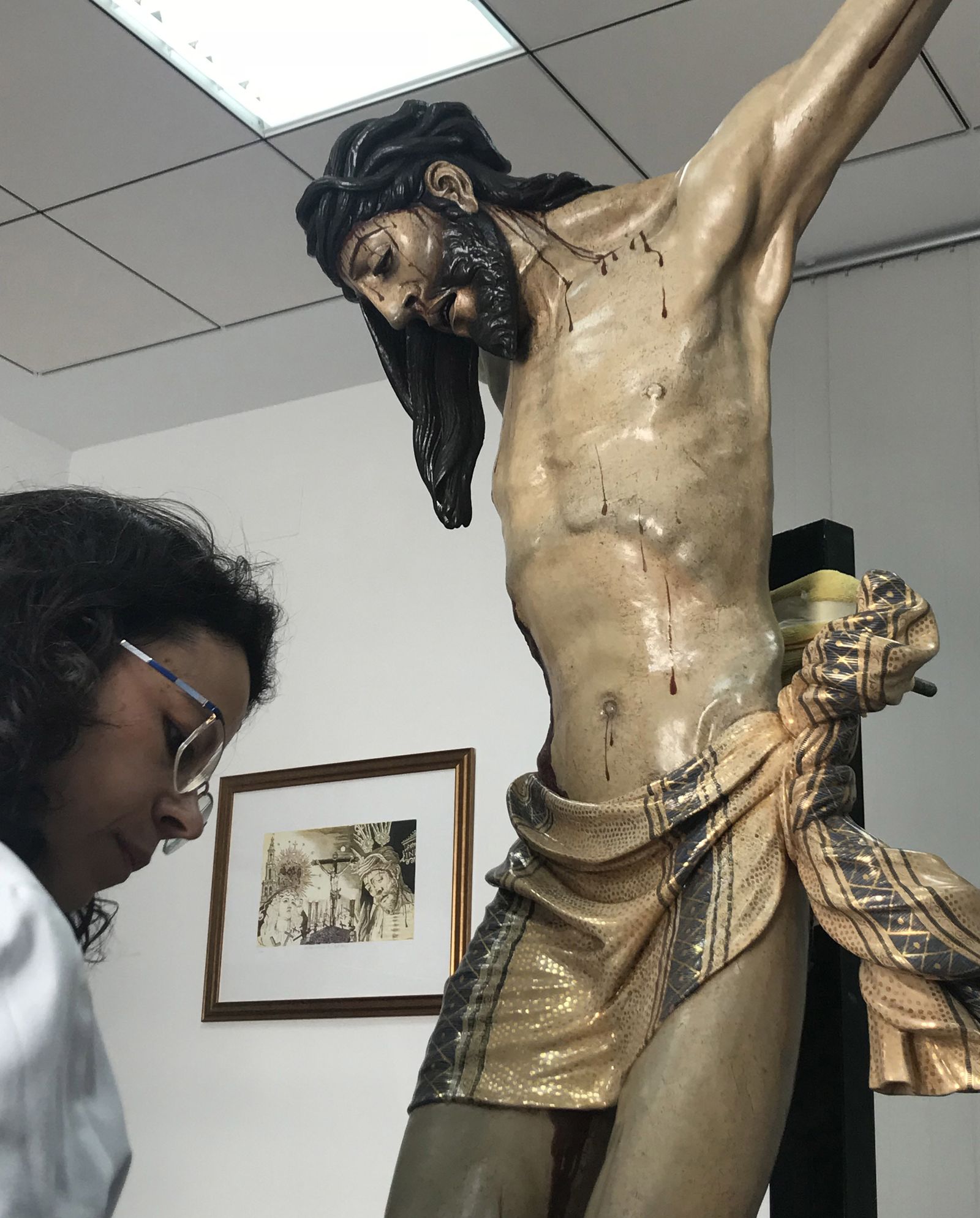 La restauradora, Carmen Bahima, durante la intervención.