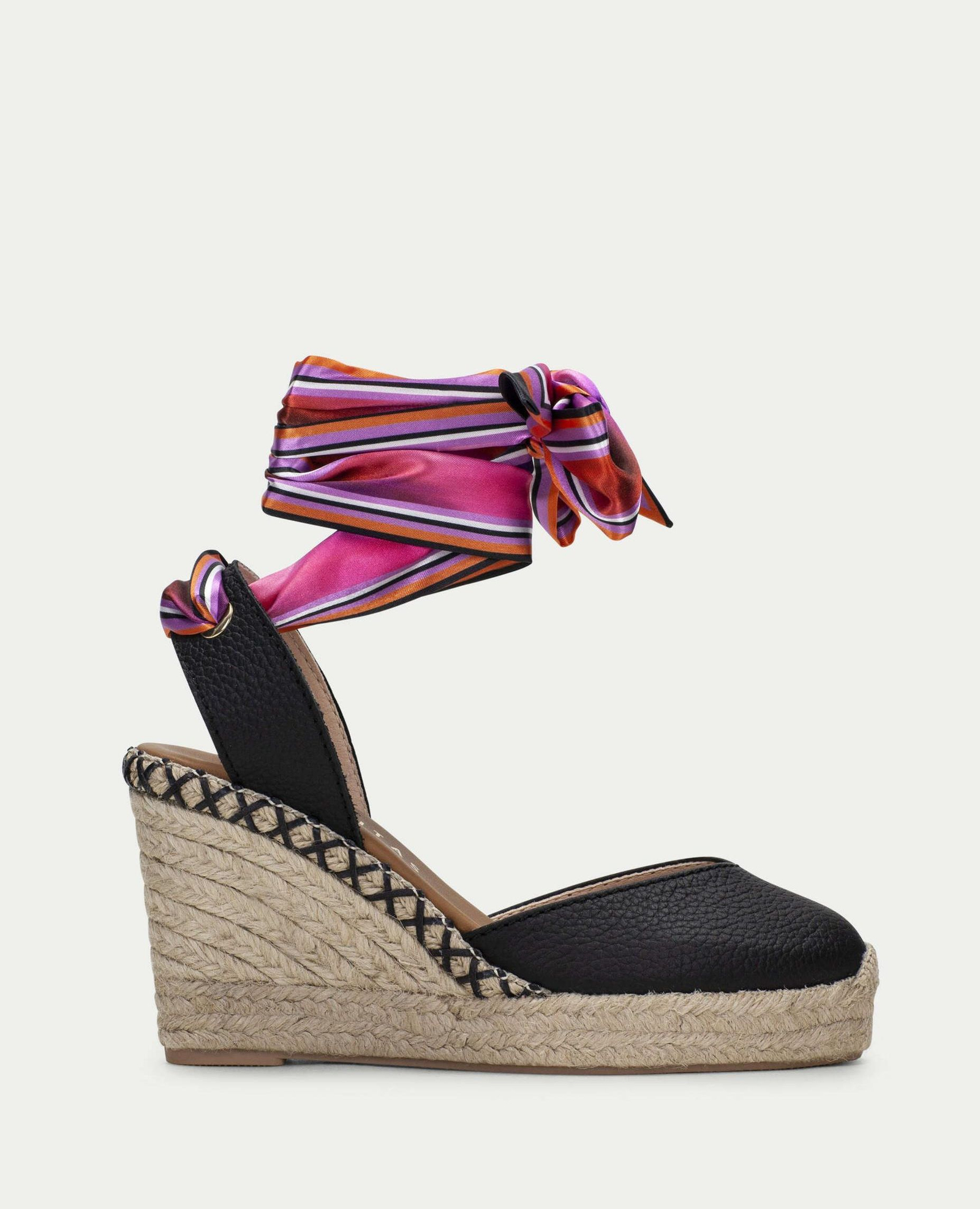 Alpargatas con lazada de la firma Hispanitas.