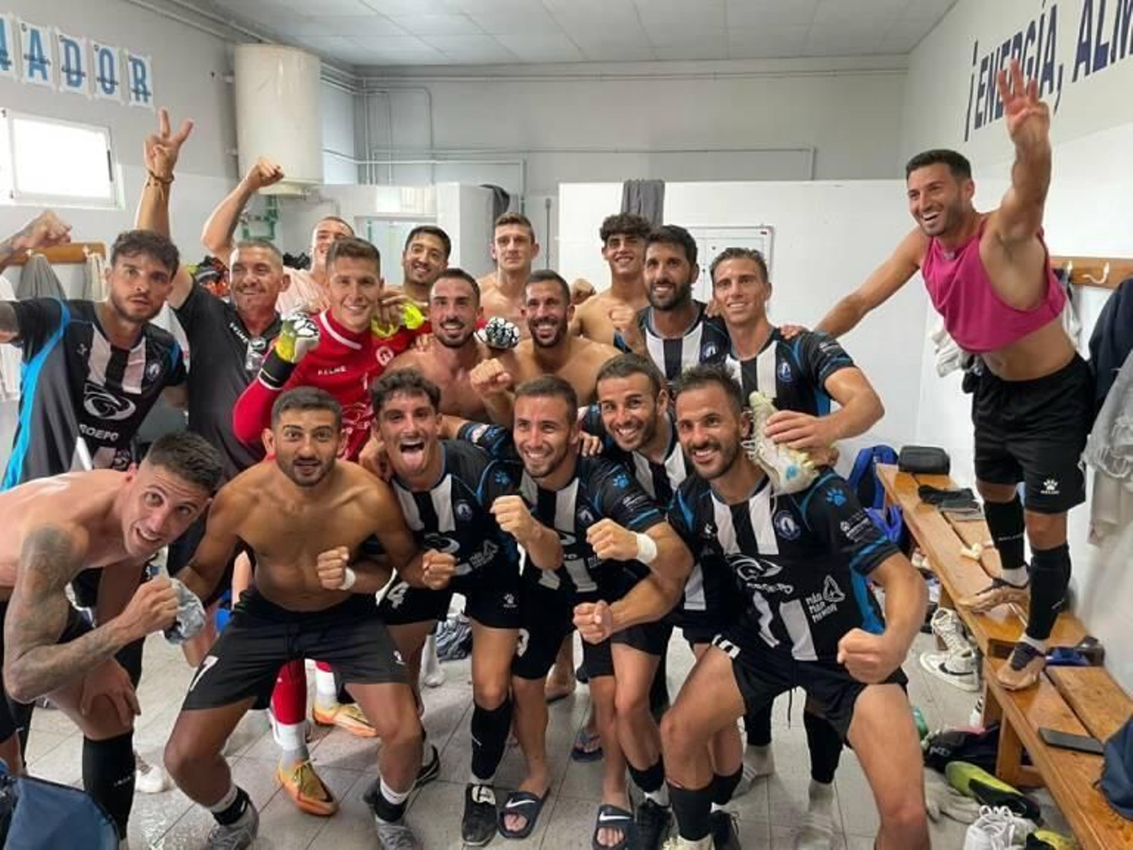 La plantilla del Rácing Cartagena celebra una victoria