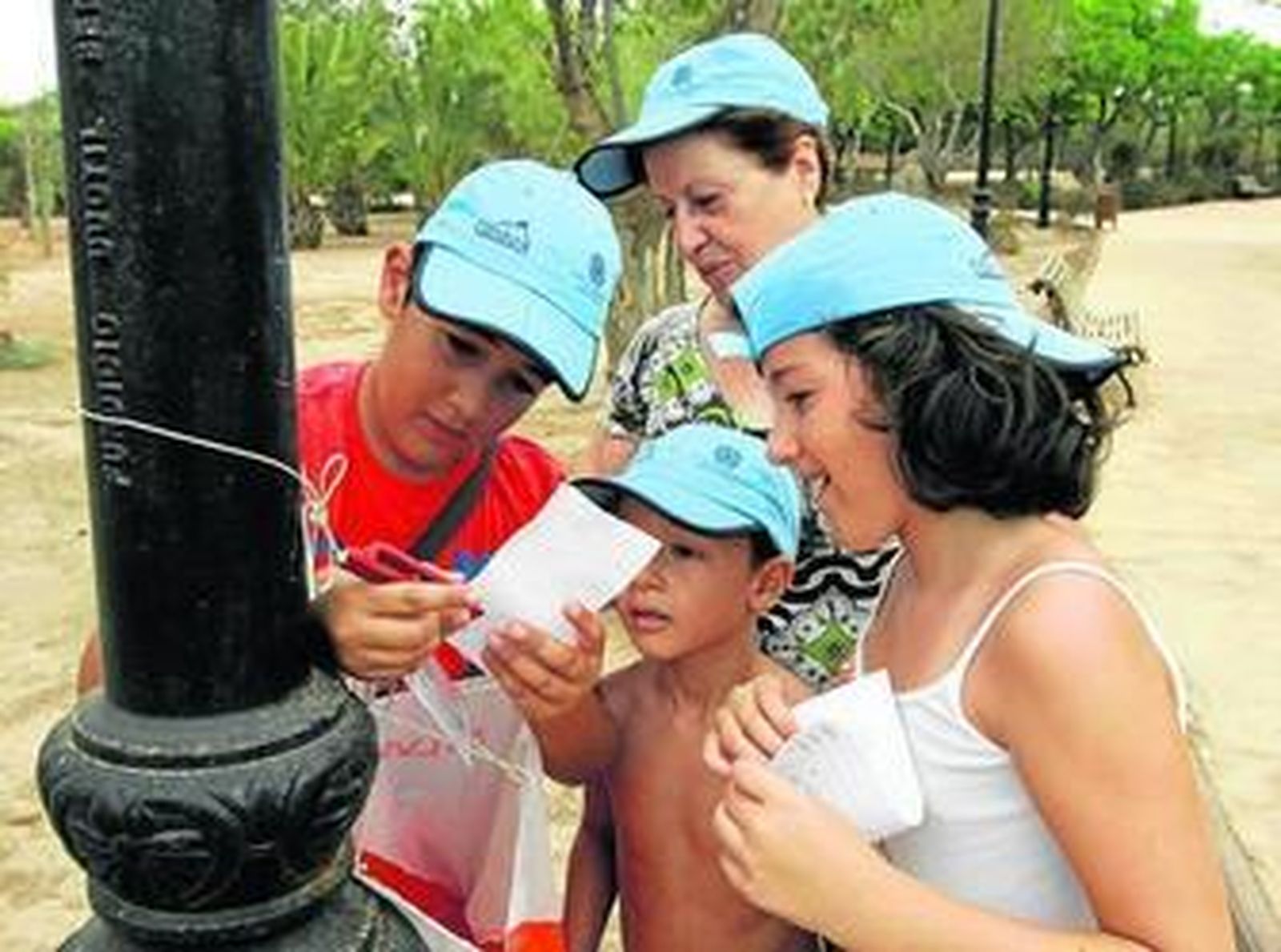 Los participantes atentos siguen las indicaciones por todo el parque de El Boticario.