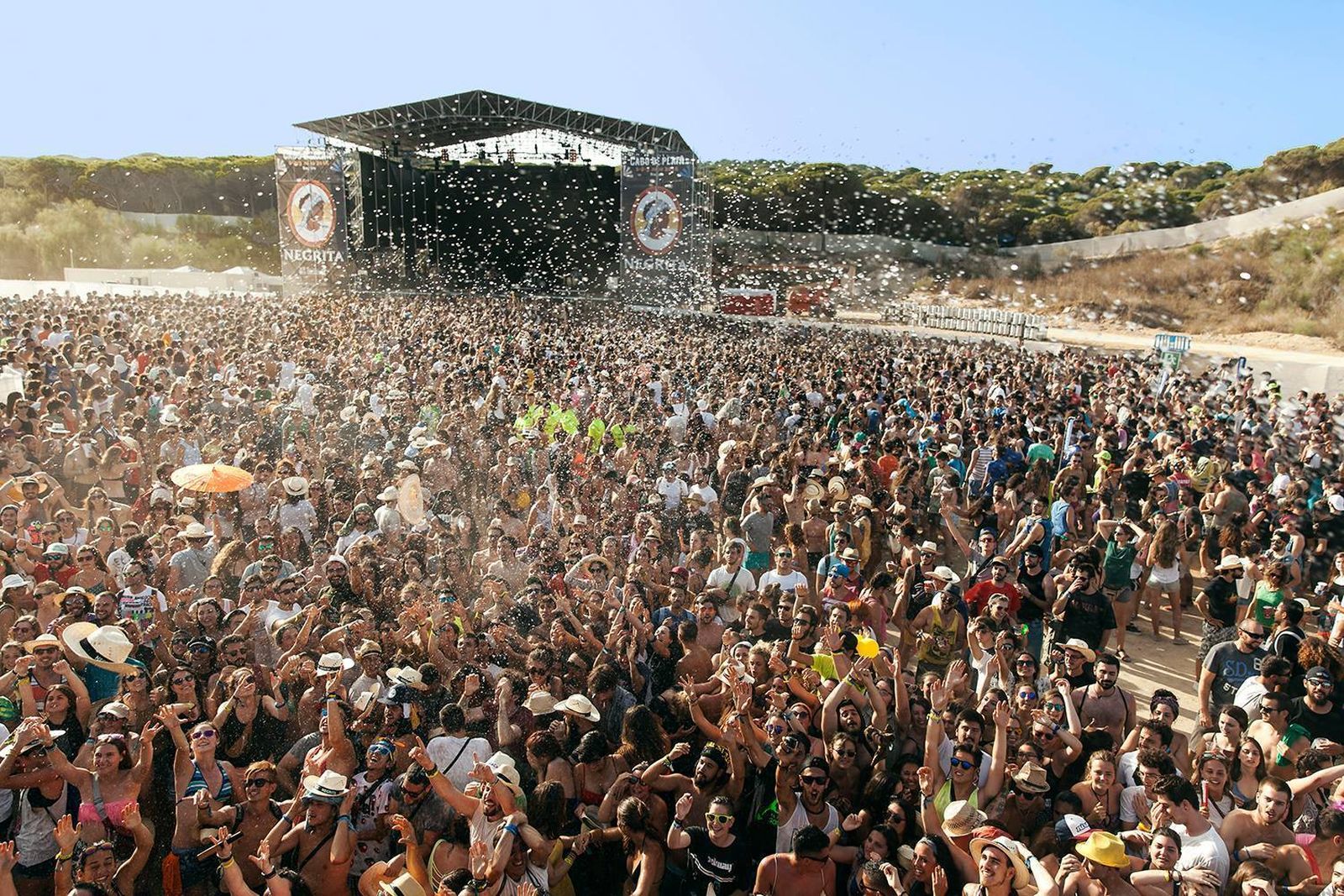 Asistentes al festival Cabo de Plata, en julio del año pasado ante uno de los escenarios.