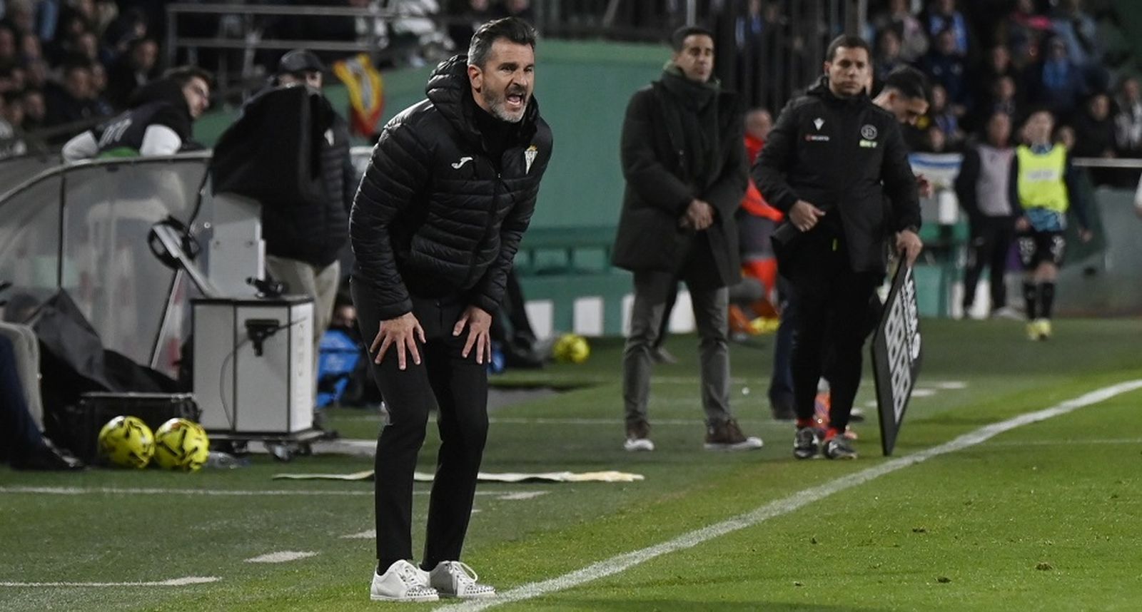 Iván Ania da órdenes desde su zona técnica durante un partido.