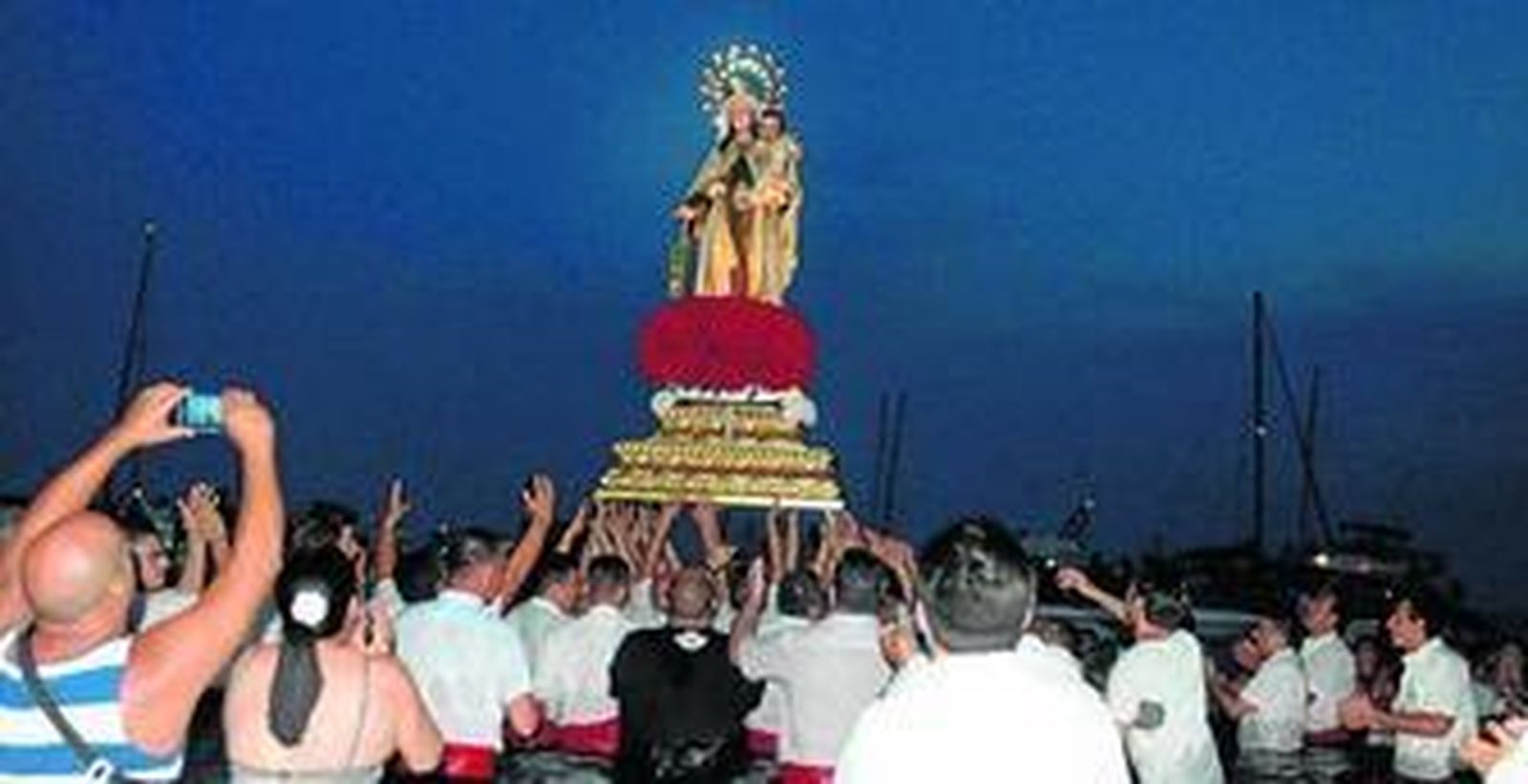 Embarque de la Virgen del Carmen de la barriada de El Palo en el año 2015.