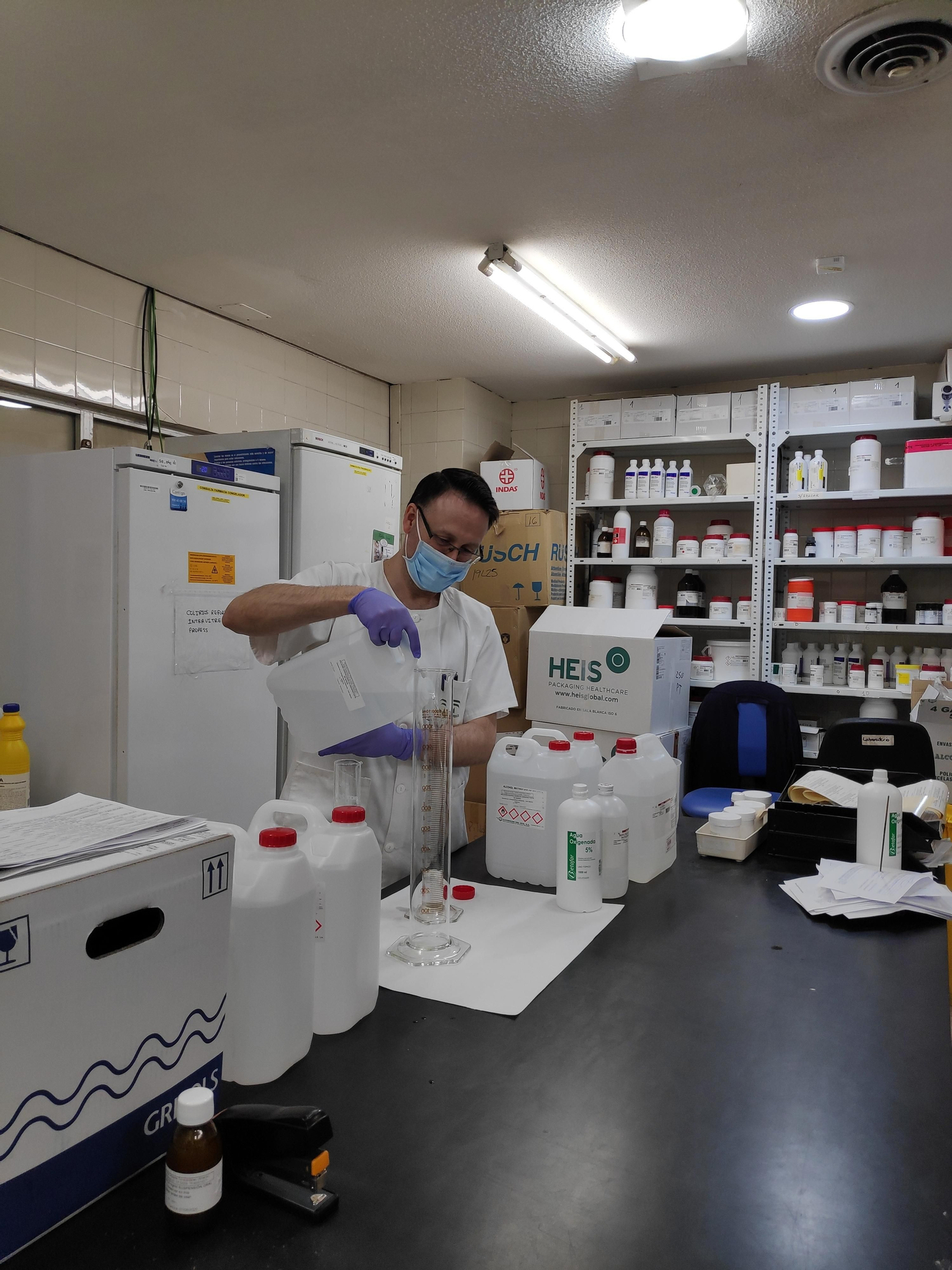 Preparación de solución hidroalcohólica en uno de los hospitales.