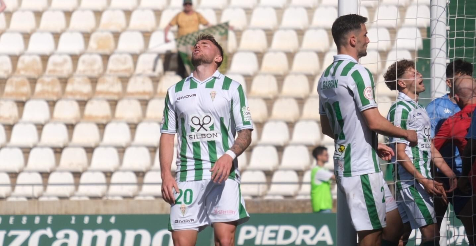 Casas lamenta una ocasión fallada en el Córdoba CF - Alcoyano.
