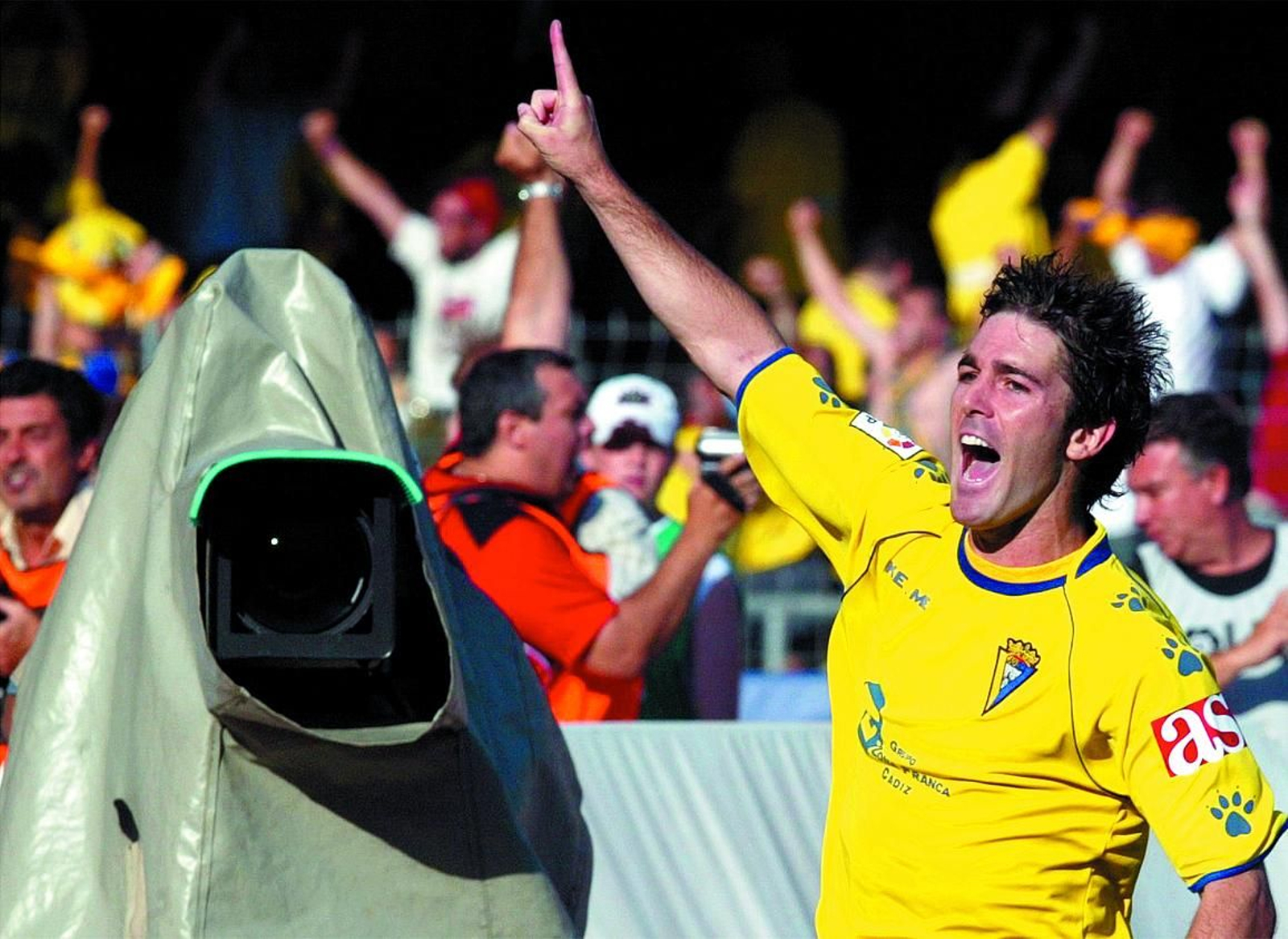 Abraham Paz celebra el mítico gol de Chapín, que supuso el ascenso a Primera del Cádiz.