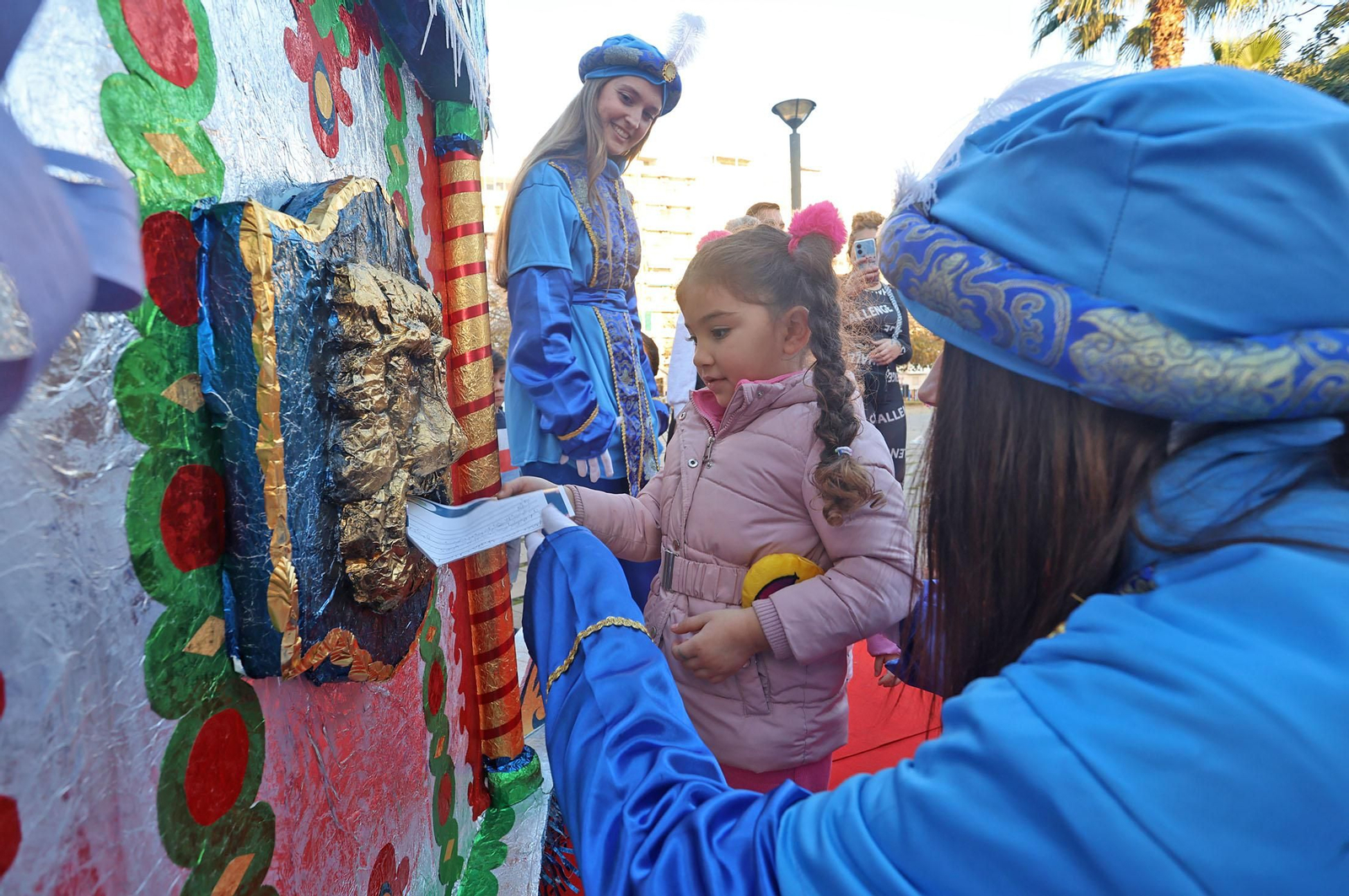 Imágenes del paje Real de SSMM los Reyes Magos recogiendo las cartas de los niños y niñas de Huelva en la plaza Houston
