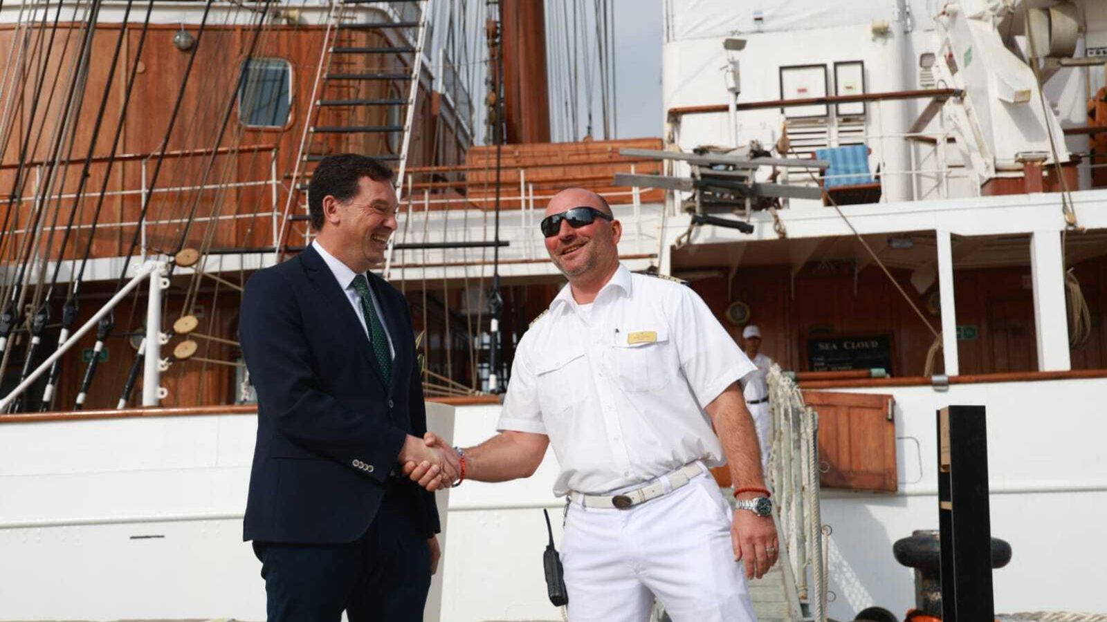 El presidente del puerto de Huelva, Alberto Santana, estrechando la mano del capitán del velero, Serhiy Komakin.