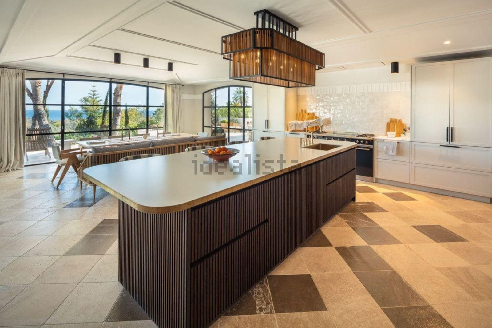 La cocina Así es por dentro la vivienda de lujo más a la venta en Málaga: 35 millones