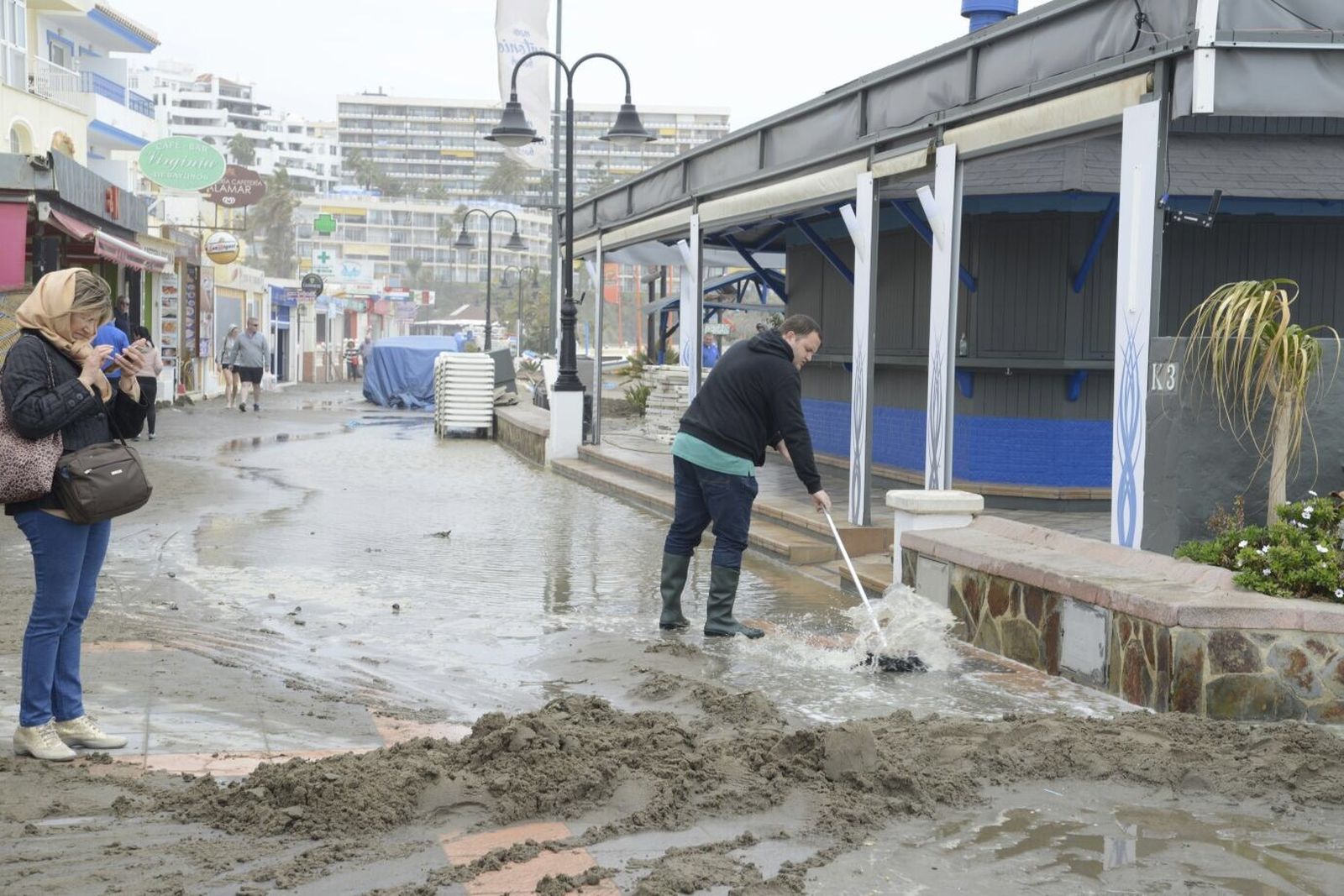 El temporal azota las playas de La Carihuela, Playamar y Los Álamos