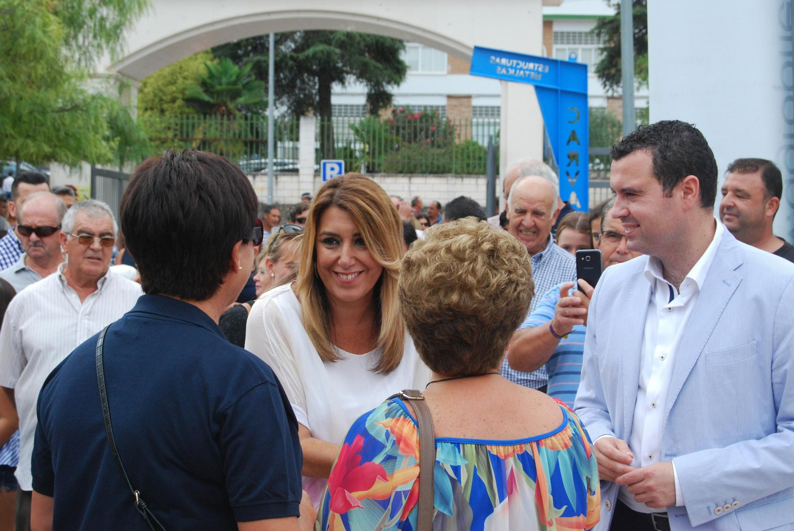 Susana Díaz saluda a varias personas en su visita a Agropriego. Susana Díaz saluda a varias personas en su visita a Agropriego.