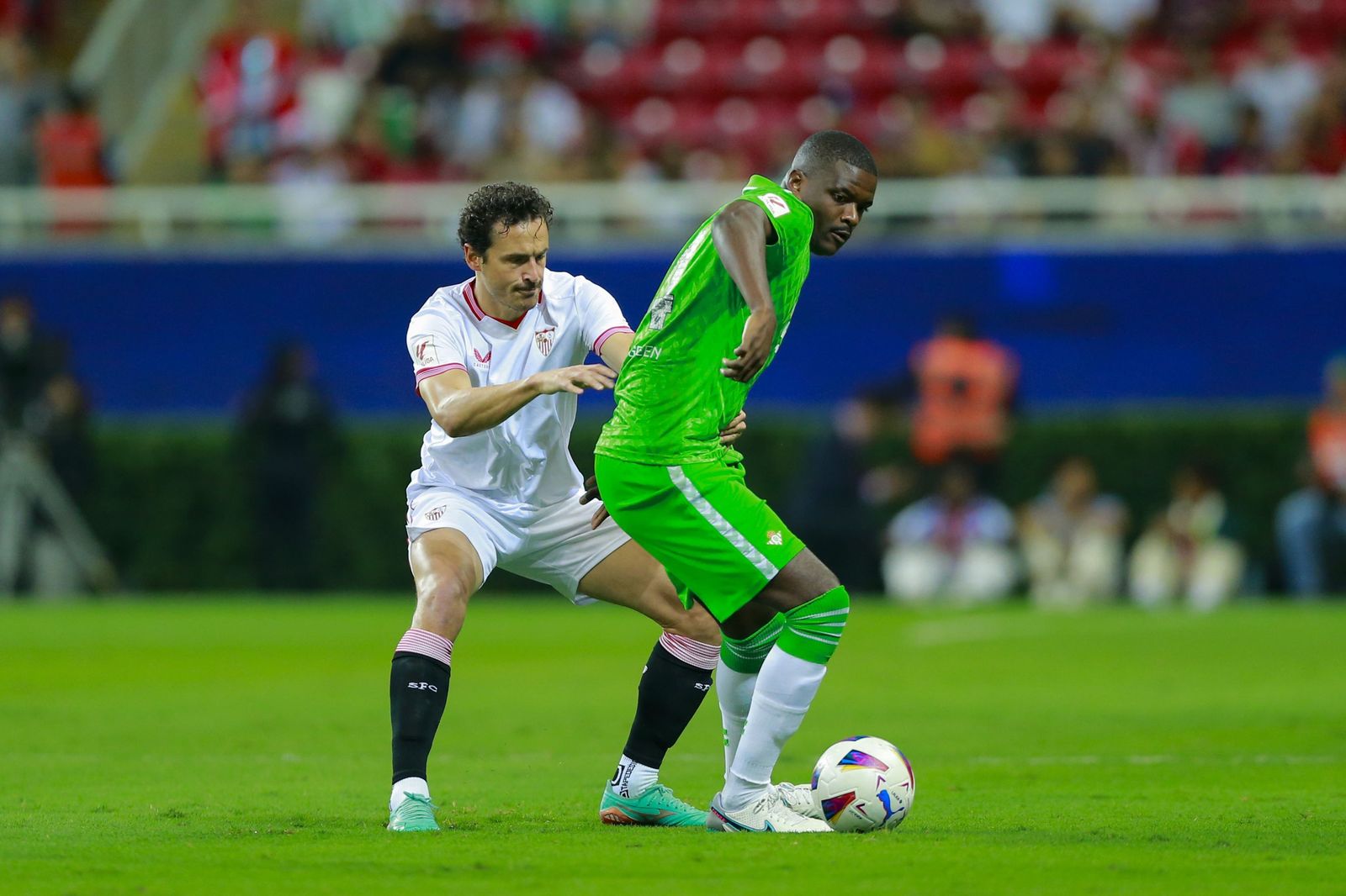 William Carvalho protege el balón ante la presión del sevillista Delaney en el duelo disputado en Guadalajara.