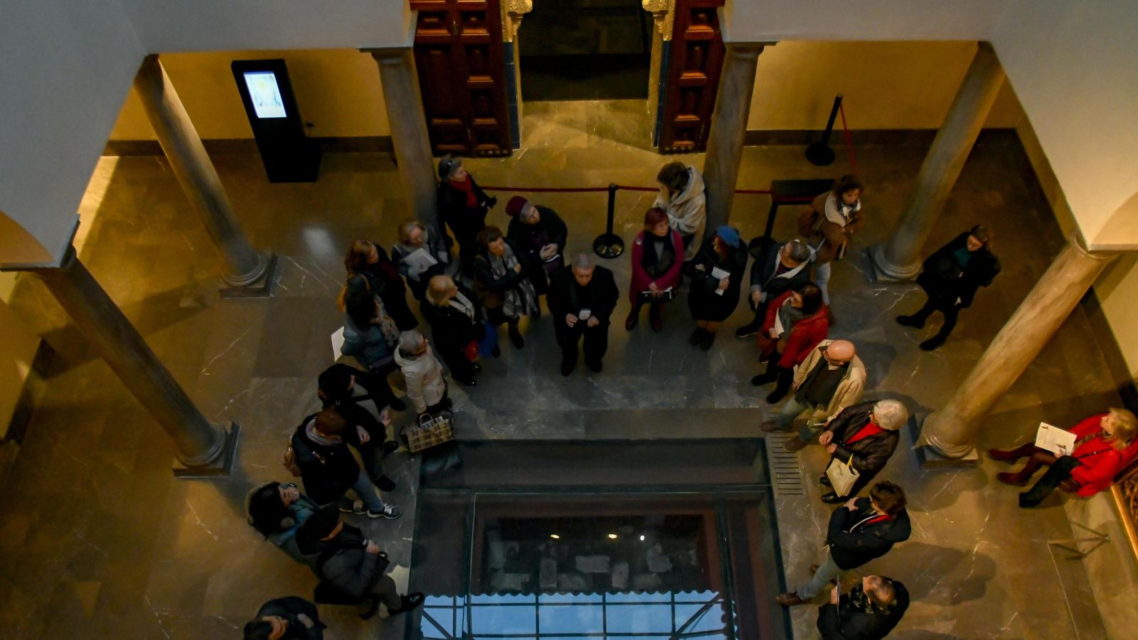 Parada en la Madraza, donde la Fundación Ayala tuvo su primera sede.