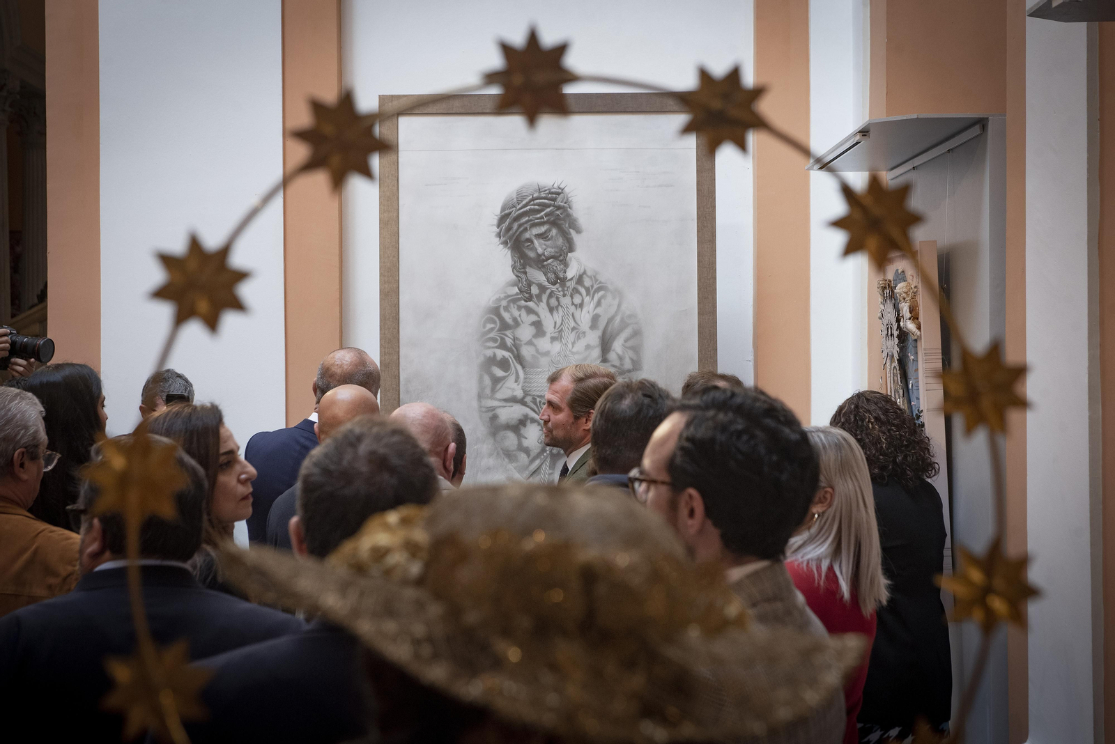 El ministro Iceta y el alcalde inauguran las exposiciones en el ayuntamiento para Semana Santa