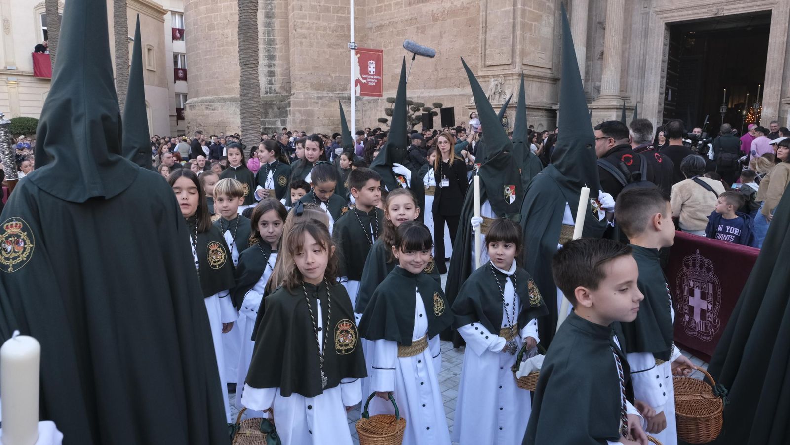 Estudiantes en la Semana Santa de Almería 2025