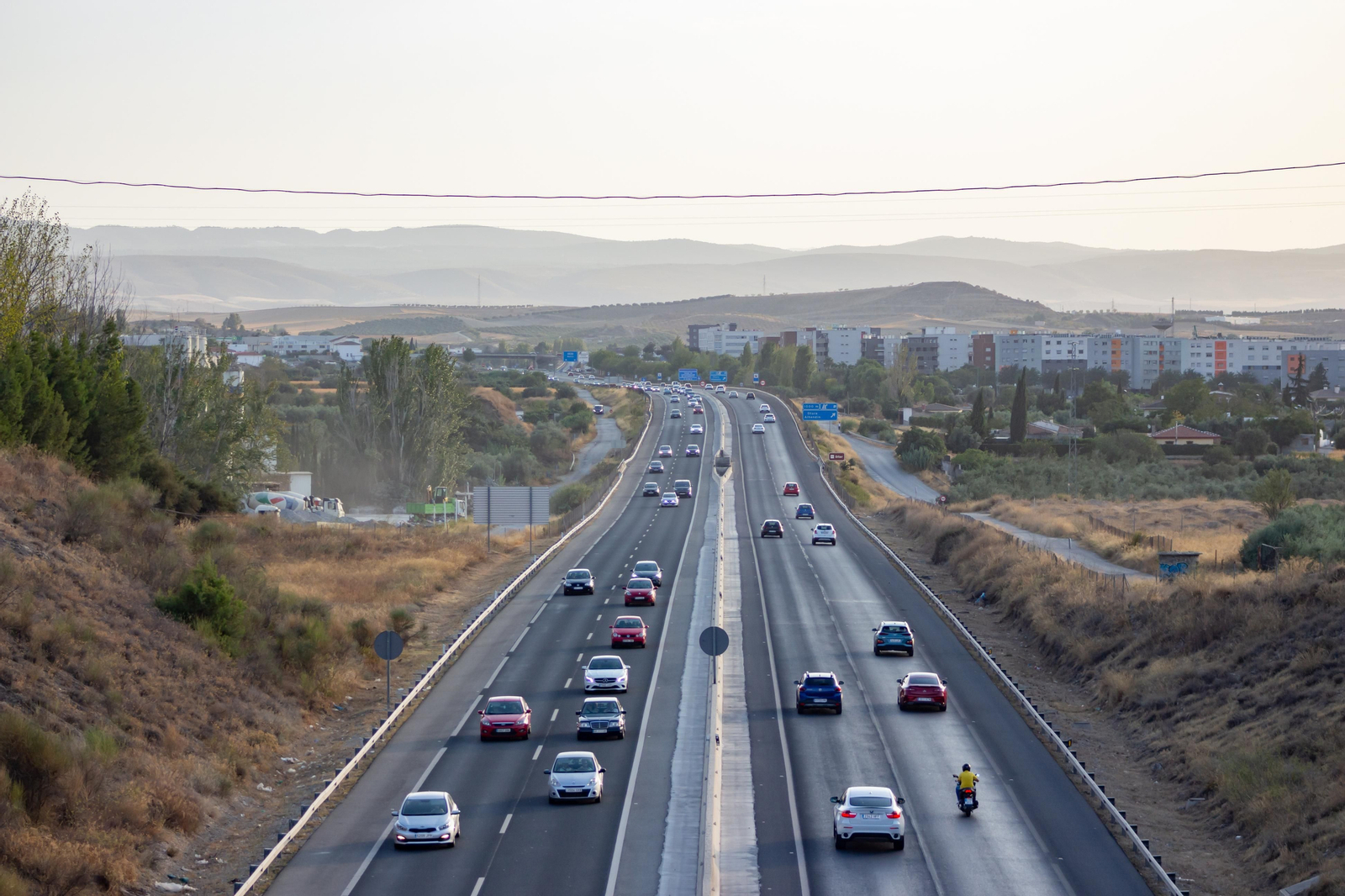 Tráfico por la autovía a su paso por Granada capital.