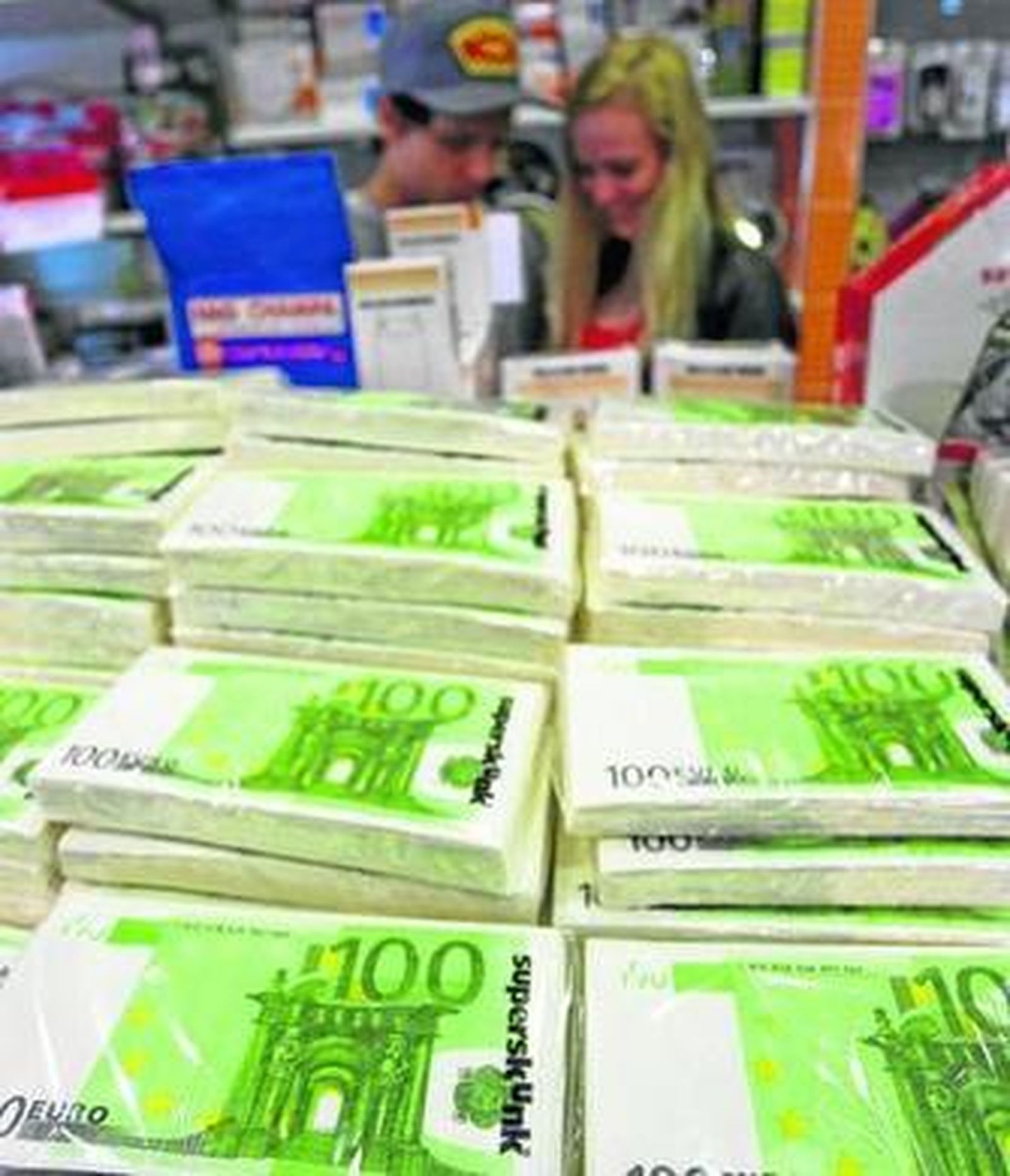 Un par de clientes en una tienda de la cadena local Superskunk.