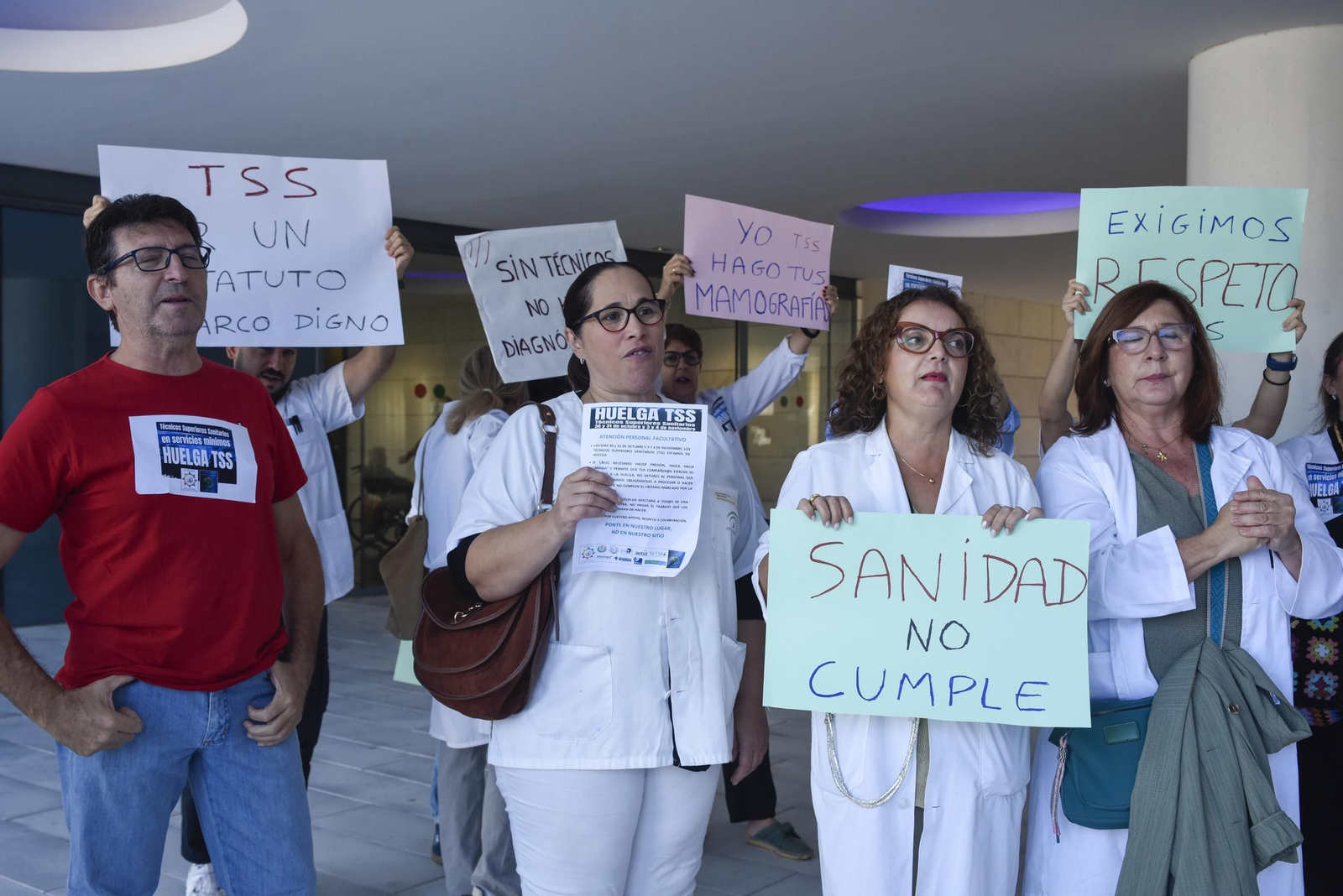 Las fotos de la concentración de los Técnicos Superiores Sanitarios en el Hospital de La Línea