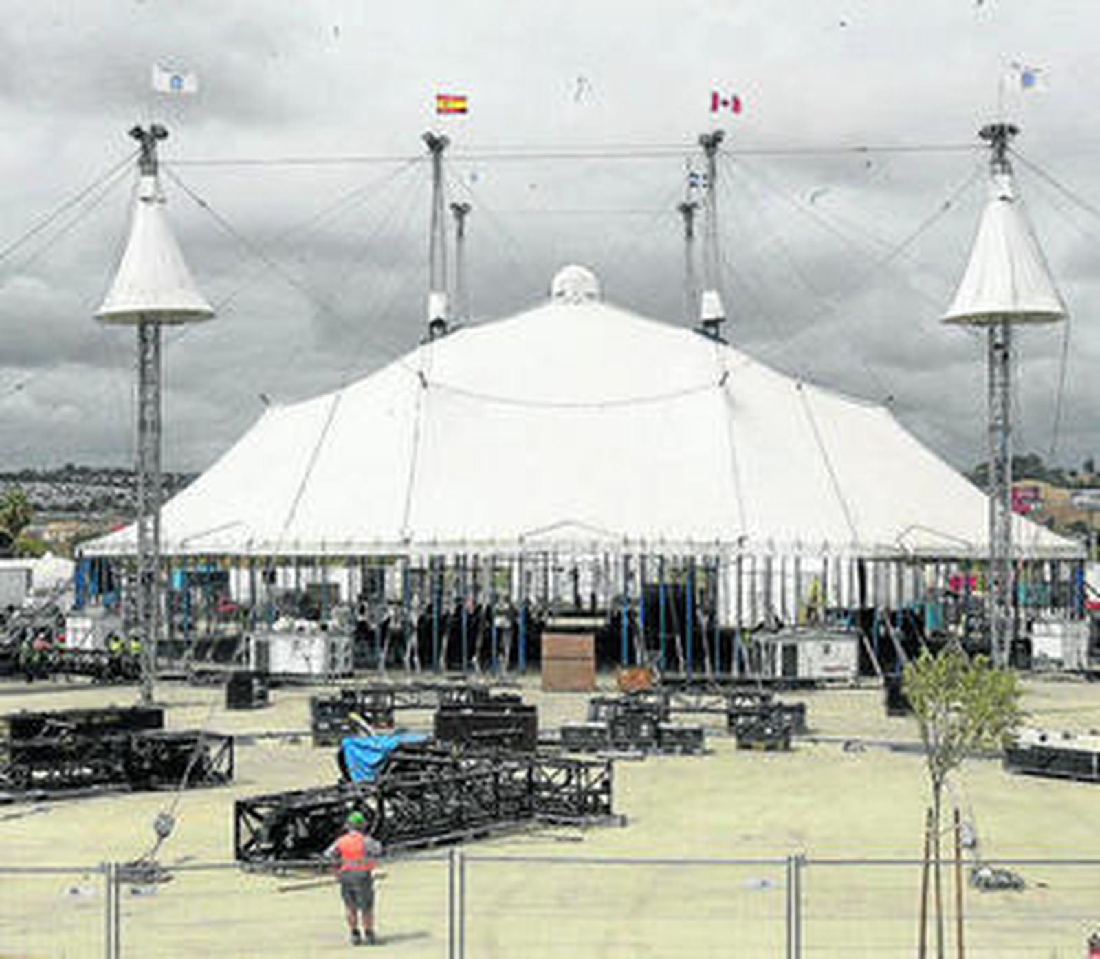 La Gran Carpa del Circo del Sol, que iniciará sus funciones el miércoles 7, se levanta ya en Sevilla.