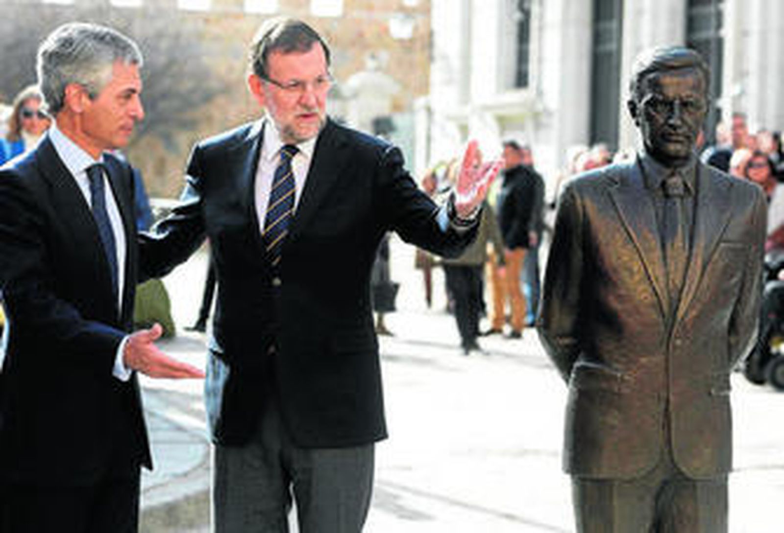 Mariano Rajoy y Adolfo Suárez Yllana, junto al monumento en memoria del presidente del Gobierno en Ávila.