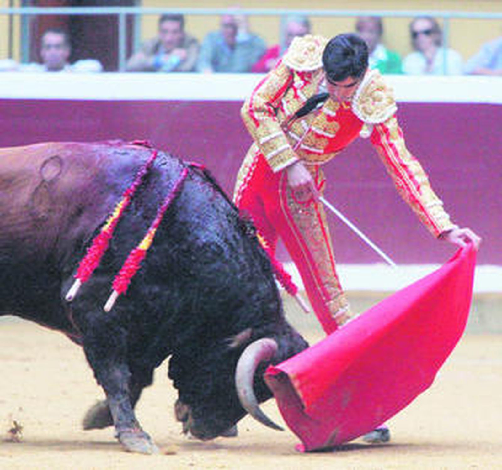 Perera, en un muletazo al tercero, al que cortó una oreja.