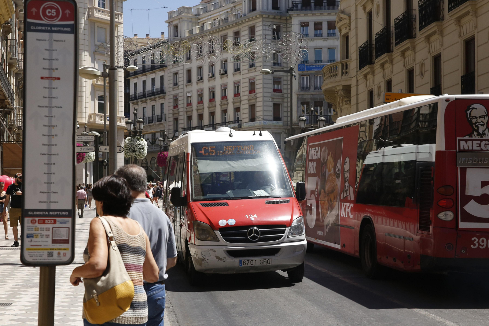 Un autobús de Alhambra Bus circula por la calle Recogidas.