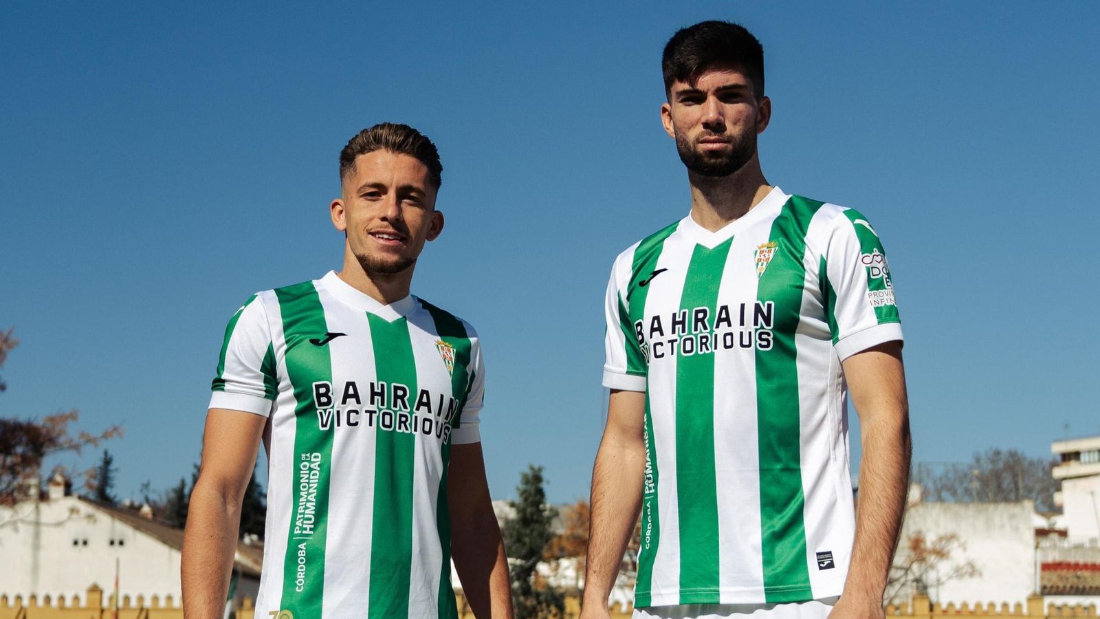 Isma Ruiz y Théo Zidane, jugadores del Córdoba CF, posan con la camiseta con el patrocinio de Bahrain Victorious. Isma Ruiz y Théo Zidane, jugadores del Córdoba CF, posan con la camiseta con el patrocinio de Bahrain Victorious.