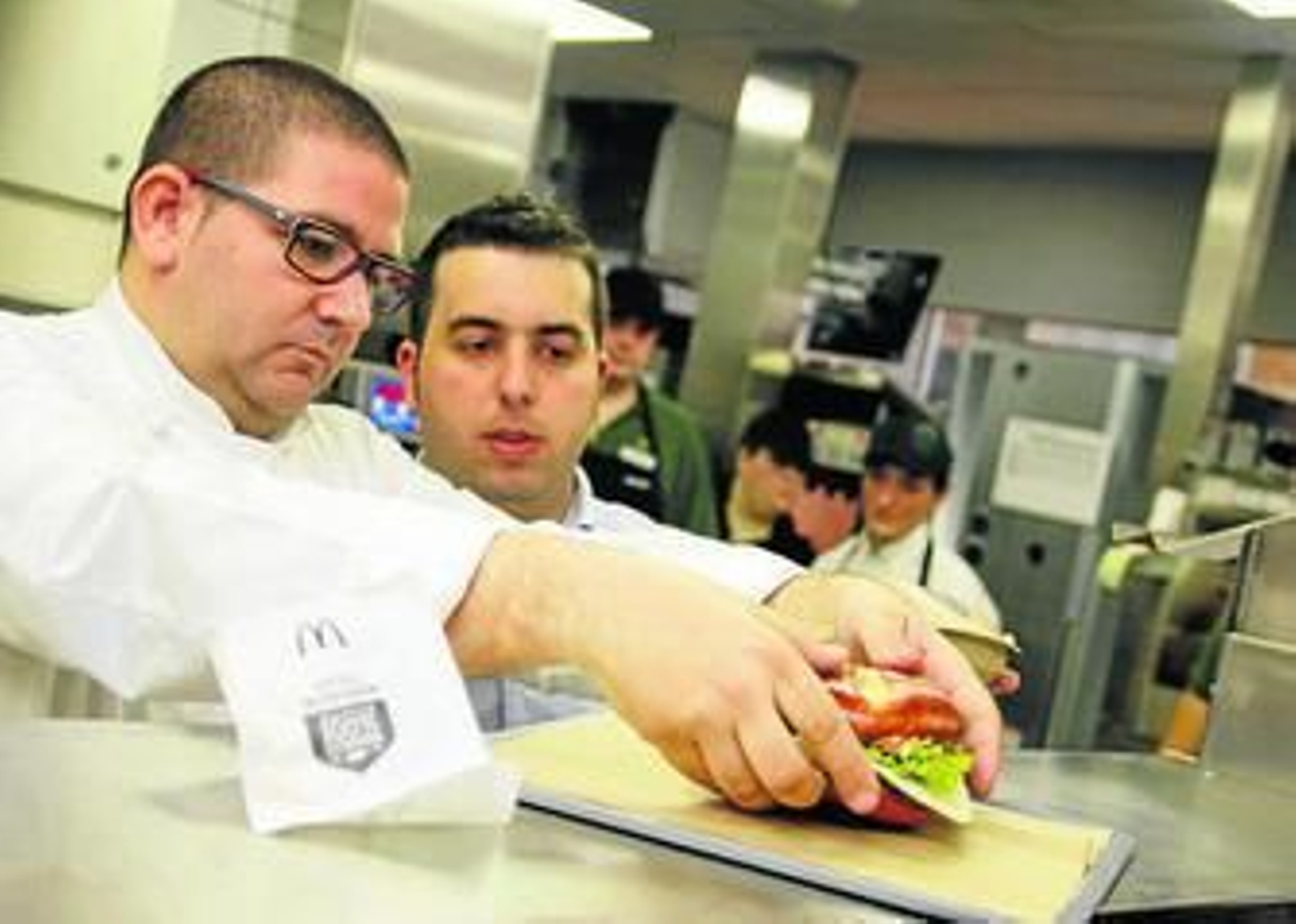 El cocinero Dani García presentando la hamburguesa que ha creado.