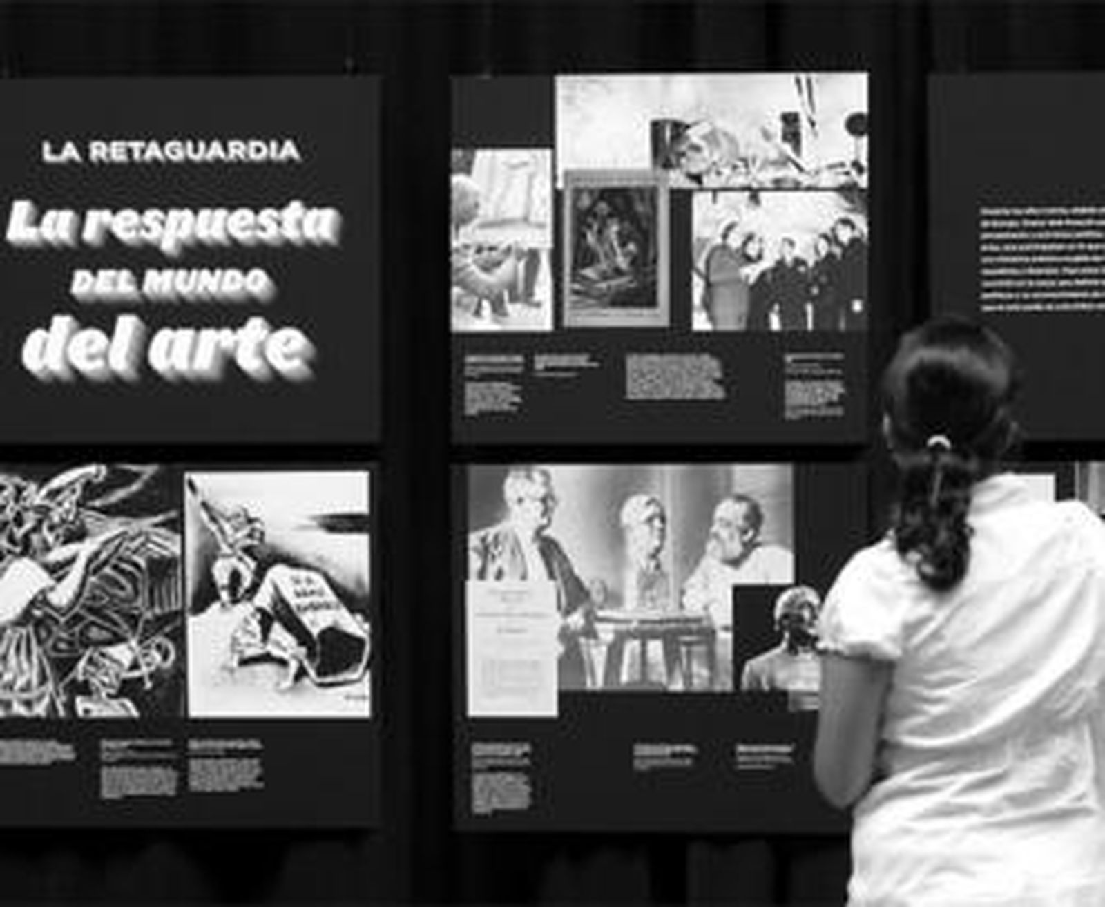 Una estudiante observa uno de los paneles de la exposición.