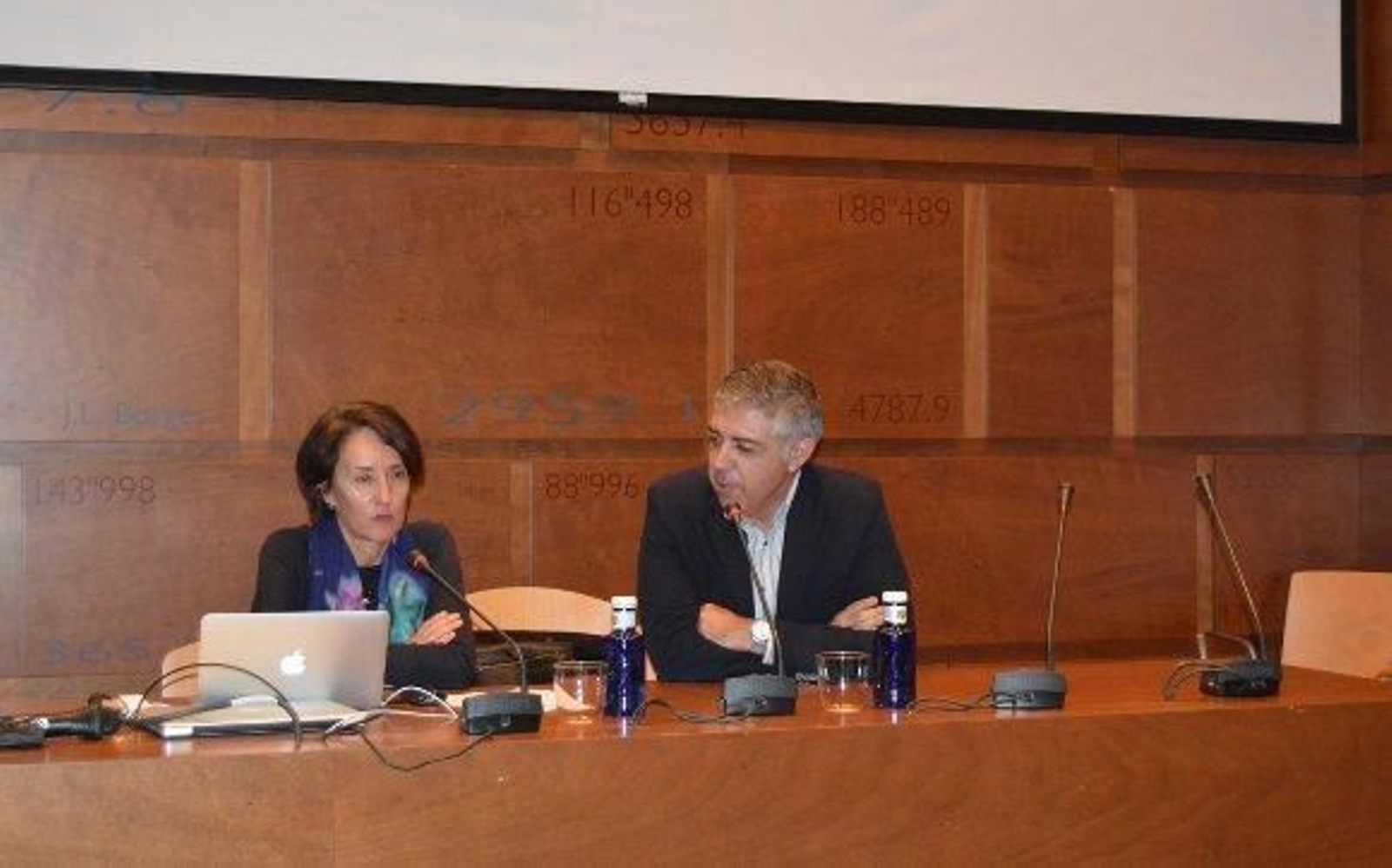 La conferenciante Ángela García de Paredes con el decano del Colegio de Arquitectos, Fernando Mejías.

Foto: Ignacio Casas de Ciria