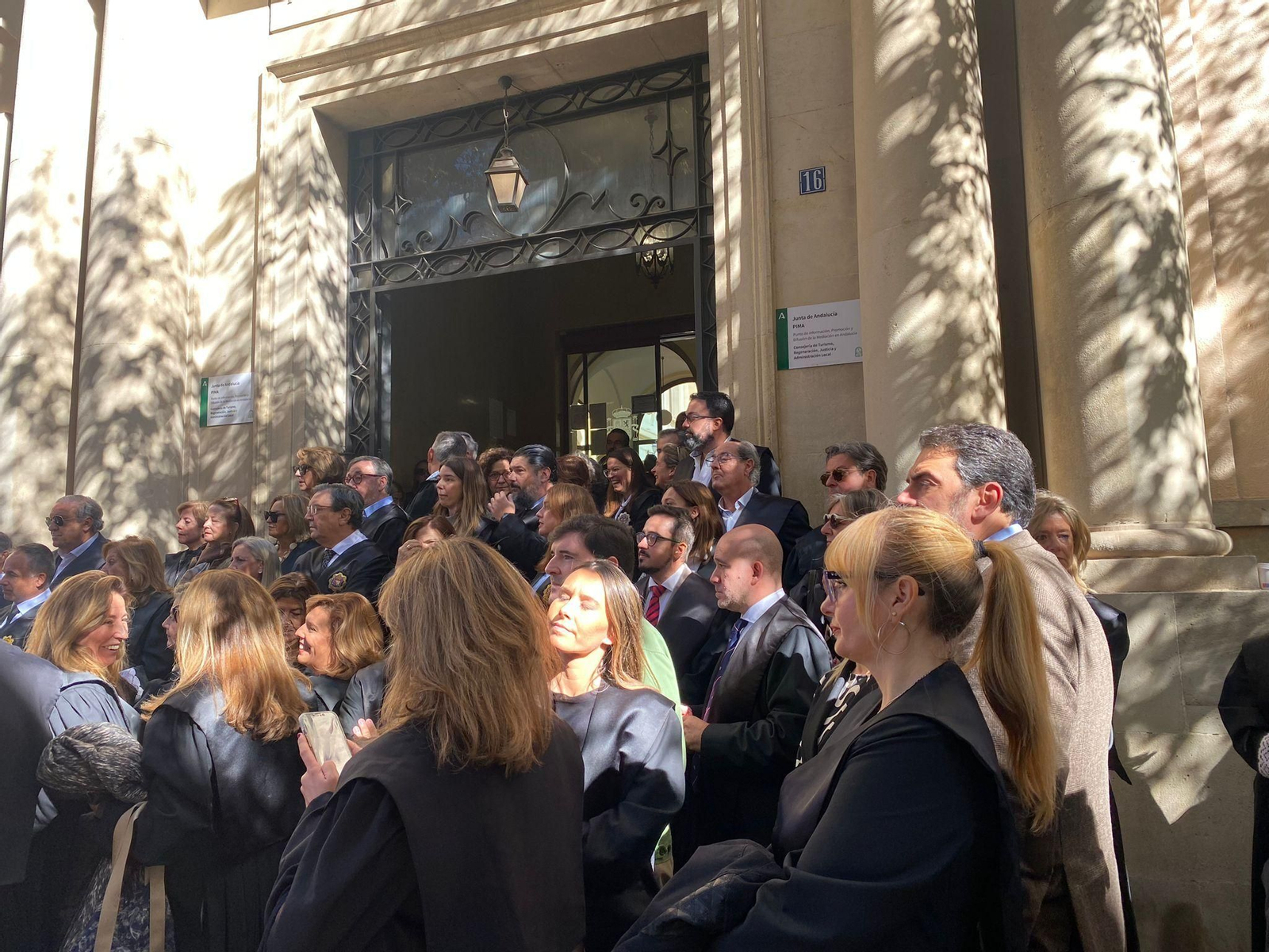 Concentración de profesionales de la justicia.