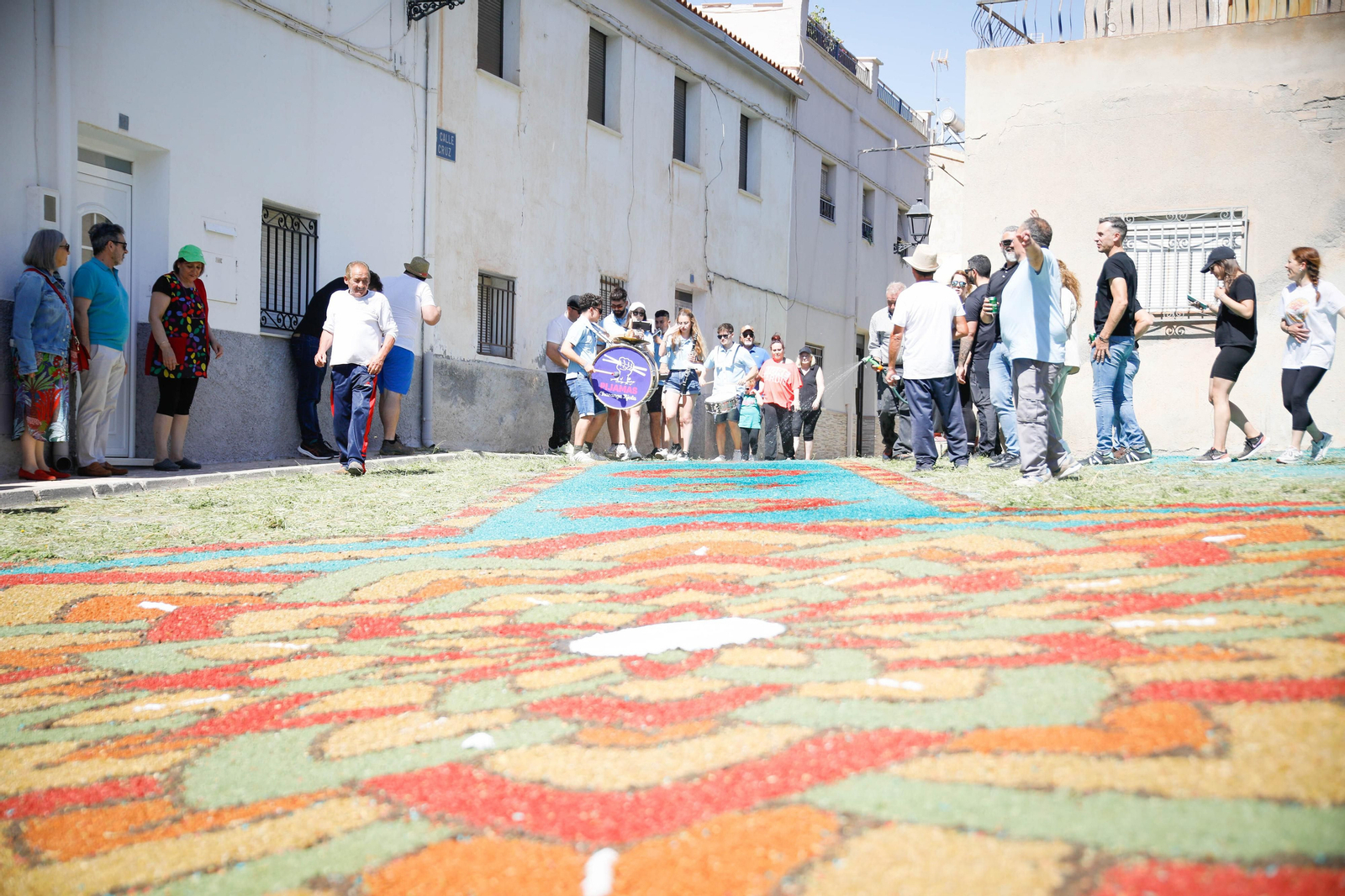 Así es la gran alfombra de serrín para que levite la Virgen de Fátima de Tíjola