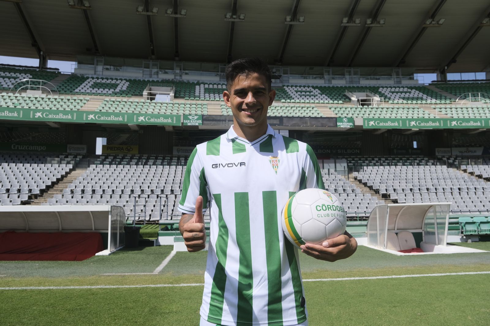 La presentación de Kuki Zalazar como jugador del Córdoba CF, en imágenes
