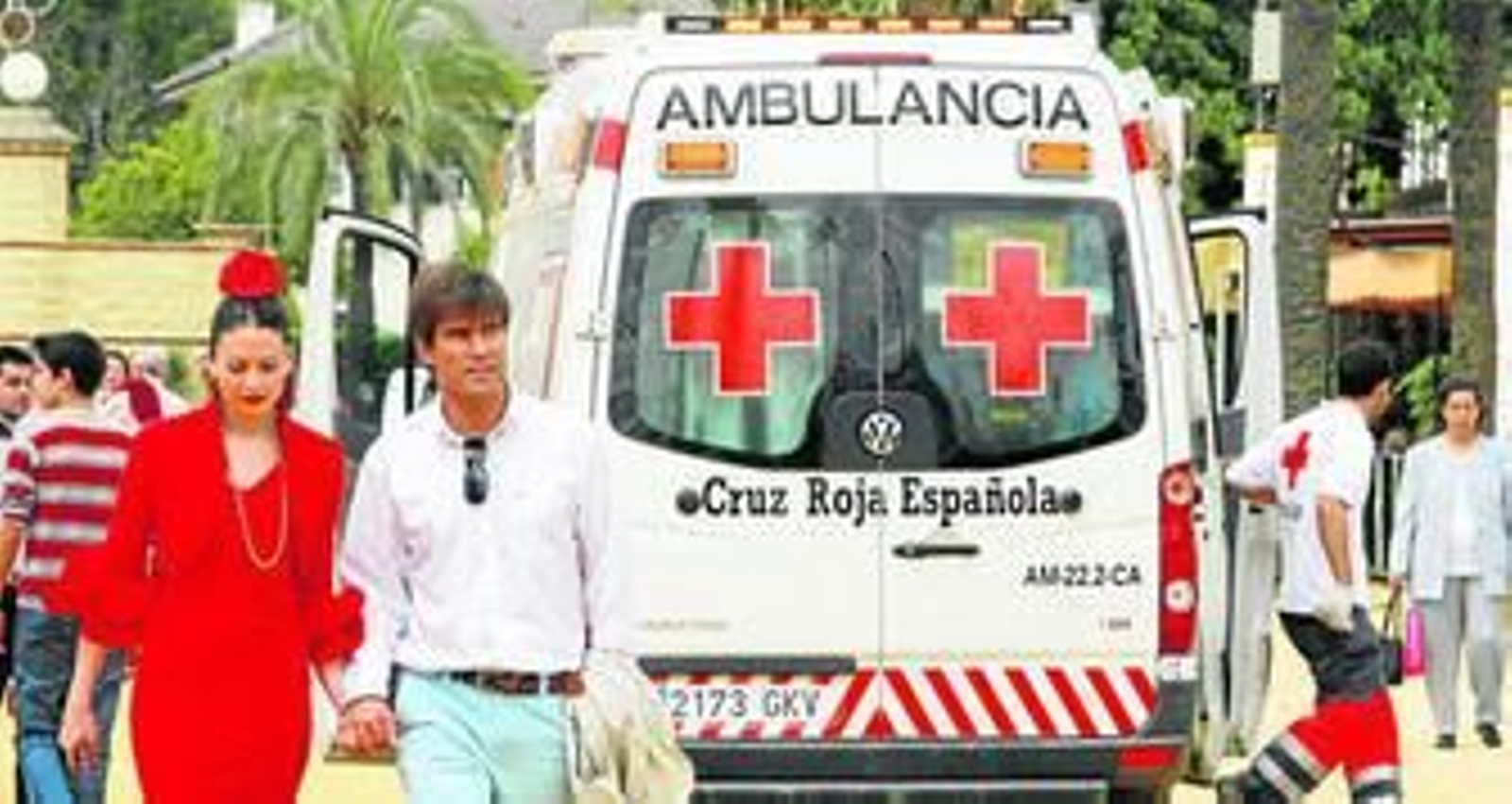 Efectivos de la Cruz Roja se disponen a realizar una intervención ayer.