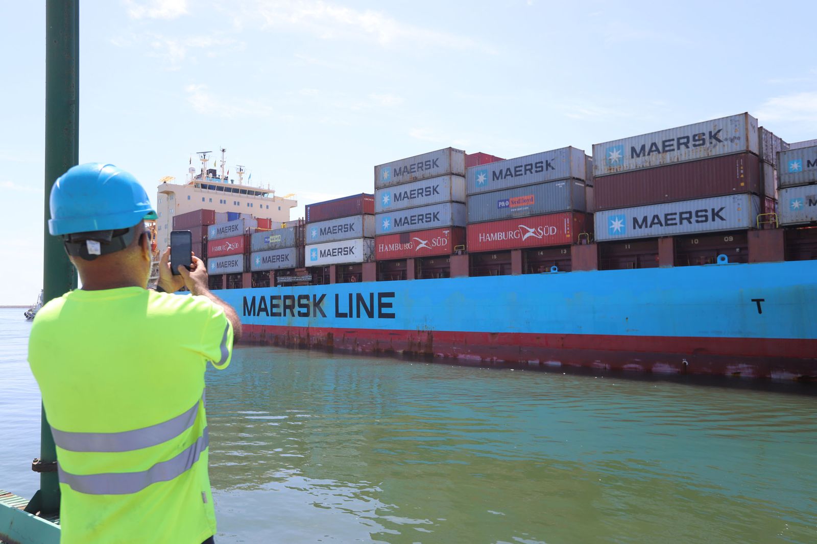 Imágenes de la llegada del buque Maersk al Puerto de Huelva, que abre las escalas con la línea entre Leixoes y Algeciras