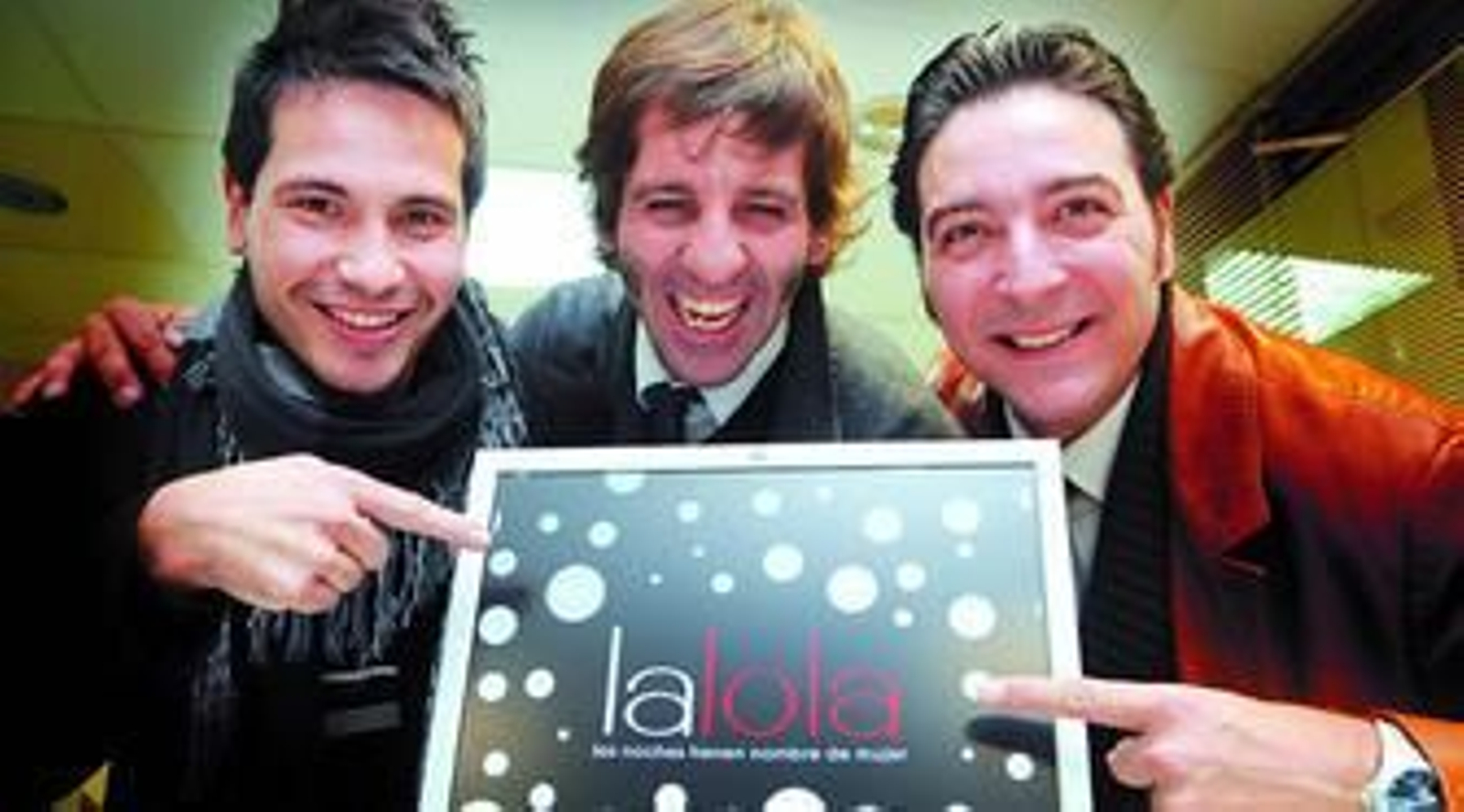 El cantante David de María, el diestro Juan José Padilla y el bailaor, Antonio El Pipa, con el logotipo de su local. El cantante David de María, el diestro Juan José Padilla y el bailaor, Antonio El Pipa, con el logotipo de su local.
