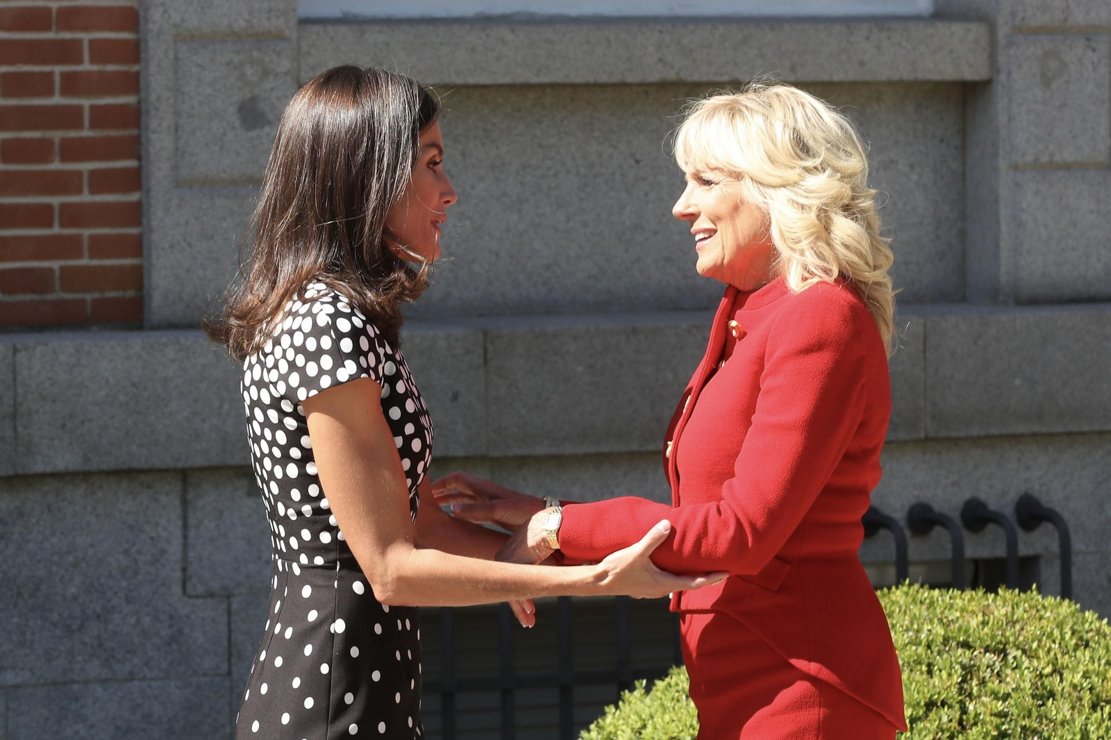La reina Letizia recibe a la primera dama de EEUU, Jill Biden, en el Palacio de la Zarzuela de Madrid.