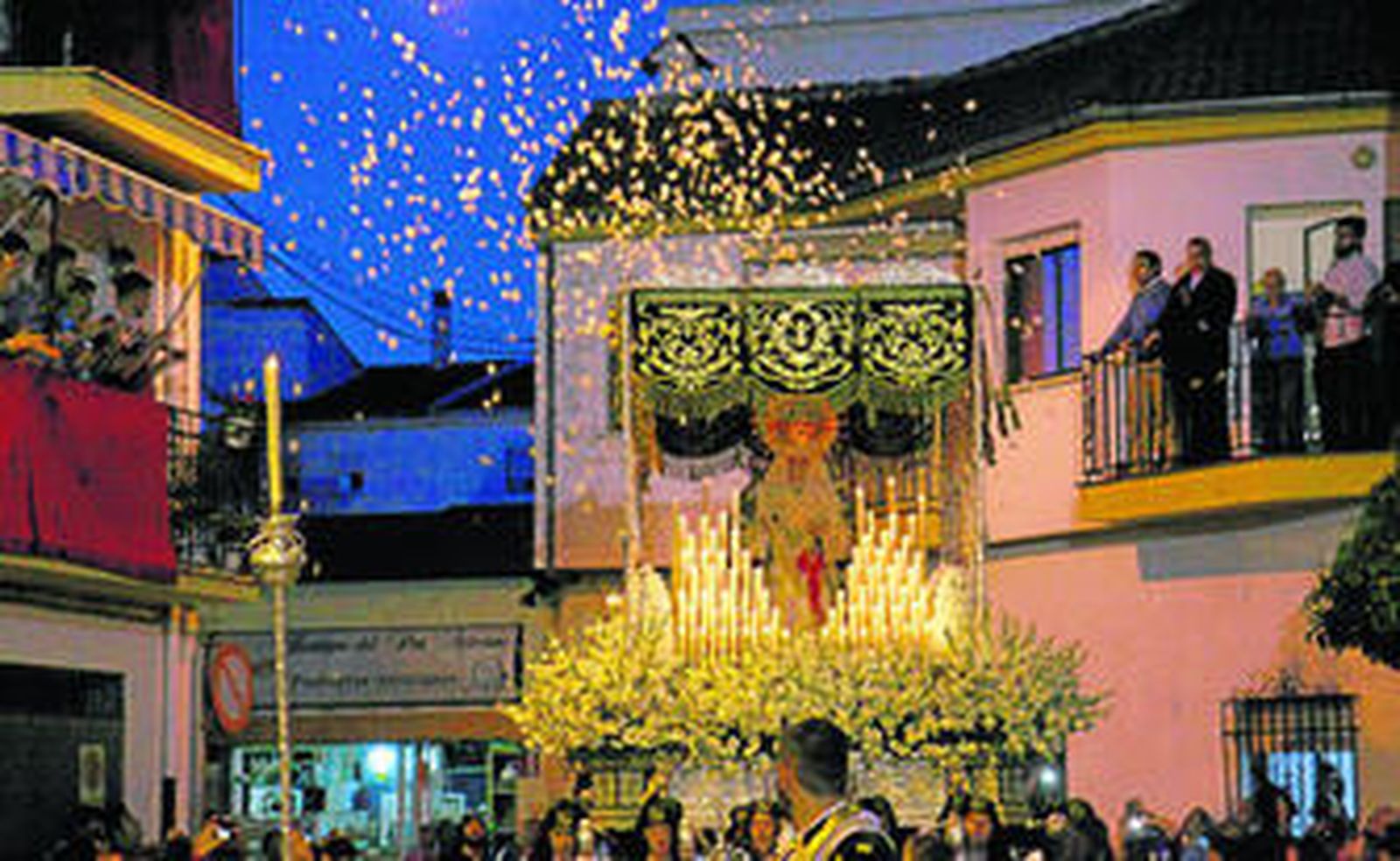 Nuestra Señora de la Esperanza cubierta de pétalos.