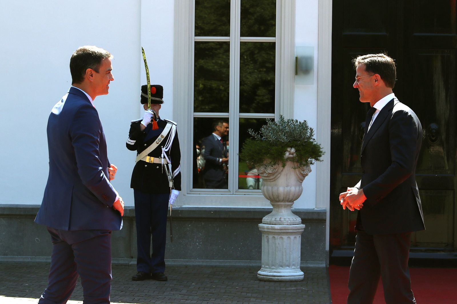 El primer ministro holandés, Mark Rutte, recibe al presidente español, Pedro Sánchez, en La Haya.