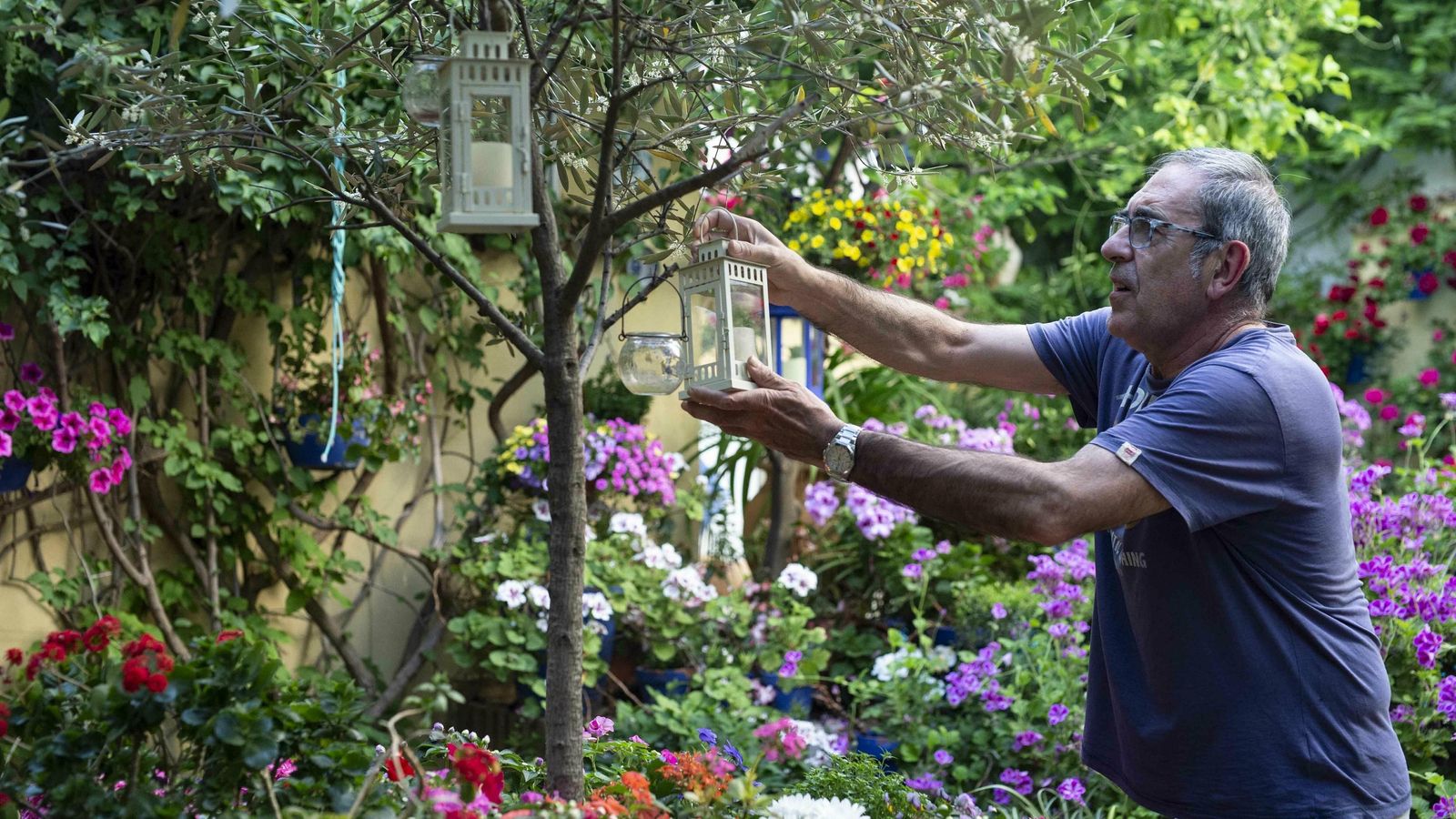 Benito Raya da los últimos retoques a su patio, en Gutiérrez de los Ríos, 33.