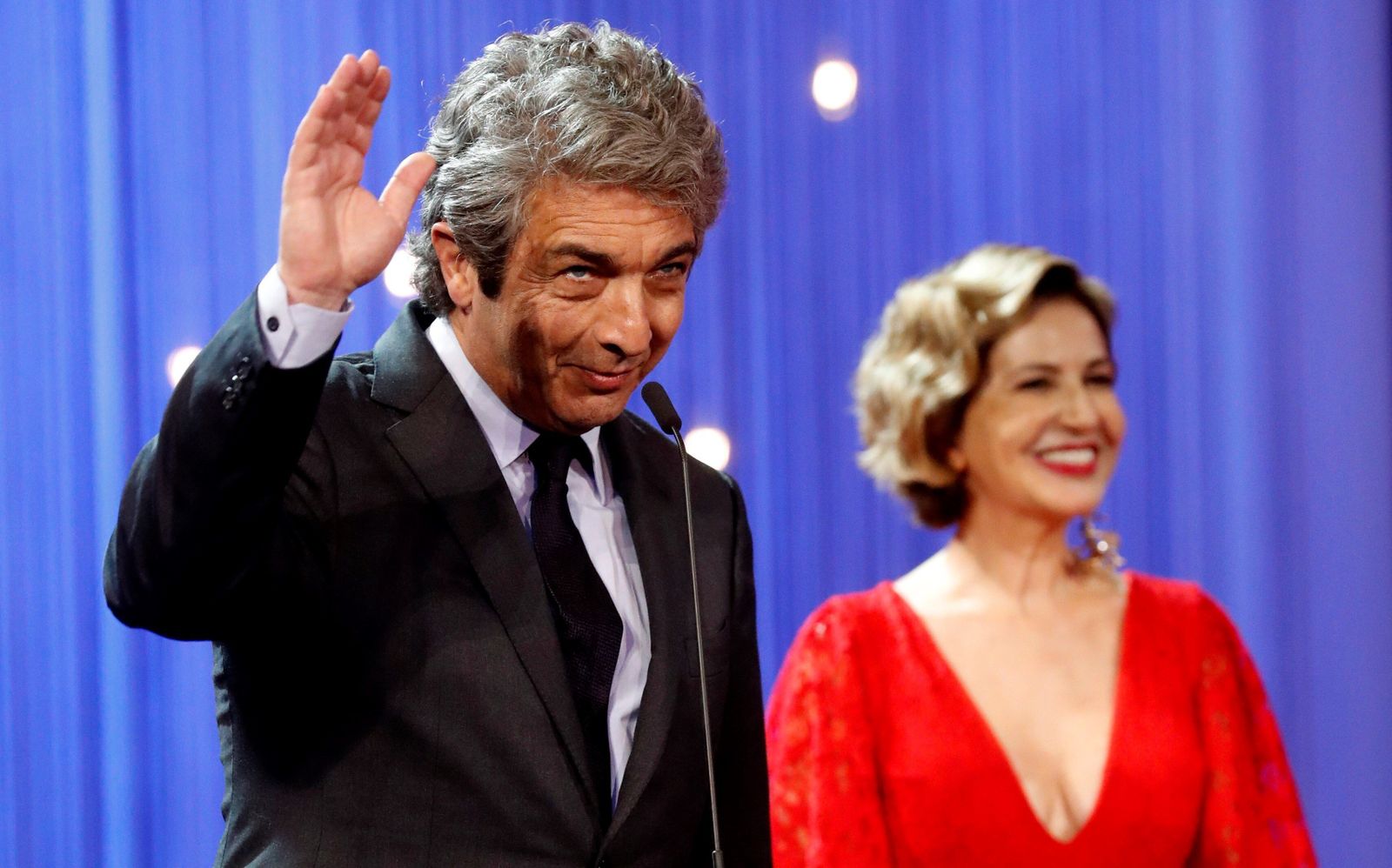 Ricardo Darín saluda desde el escenario junto a Mercedes Morán.