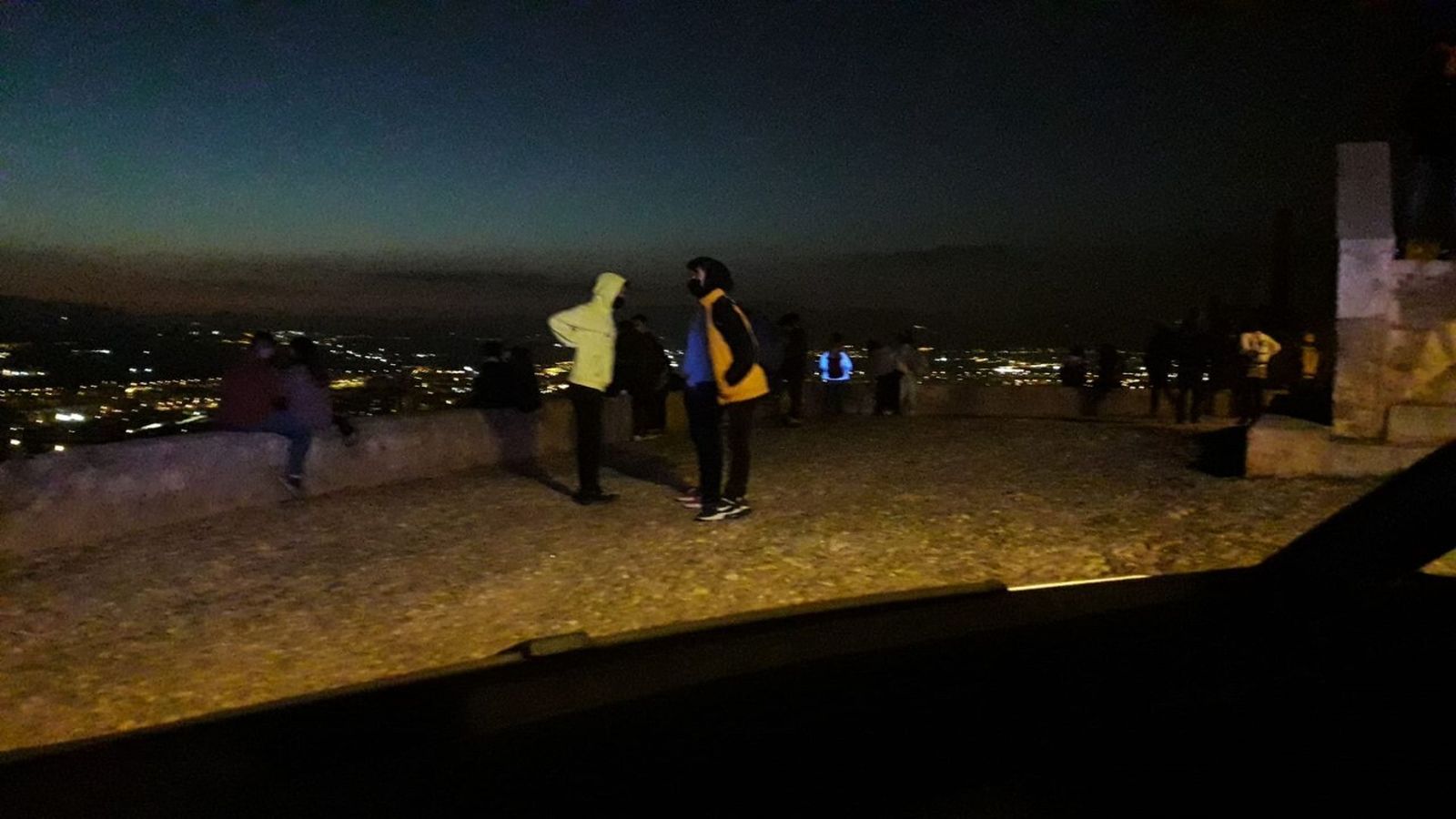 Las triquiñuelas de los jóvenes para quedar con los amigos: en el Albaicín sin mascarillas y botellón en los miradores