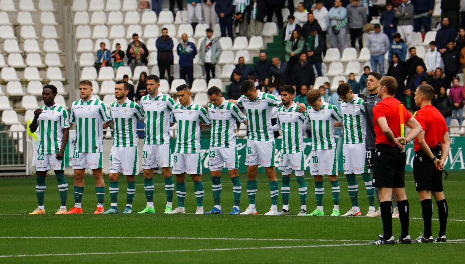 Los jugadores del Córdoba CF guardan un minuto de silencio antes de un partido en El Arcángel. Los jugadores del Córdoba CF guardan un minuto de silencio antes de un partido en El Arcángel.