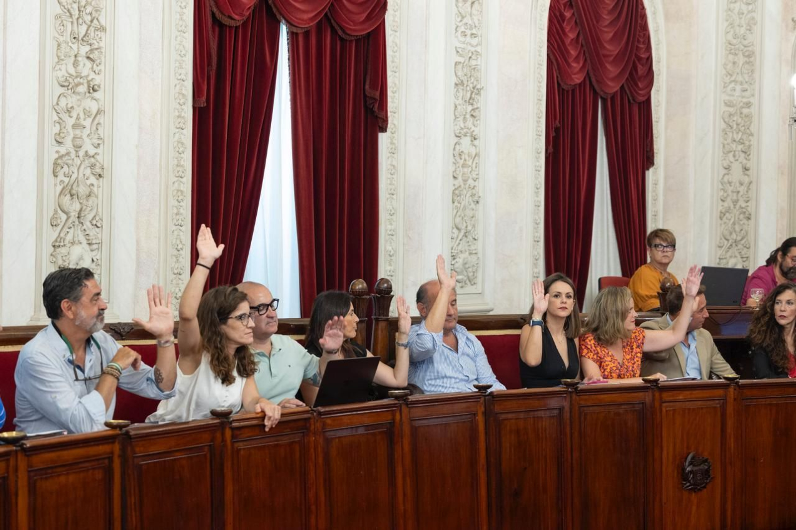 La bancada popular aprueba la operación de préstamo elevada hoy al Pleno del Ayuntamiento de Cádiz.