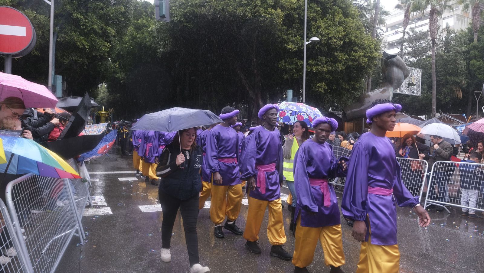 Fotografías de la cabalgata de los Reyes Magos pasada por agua en Almería