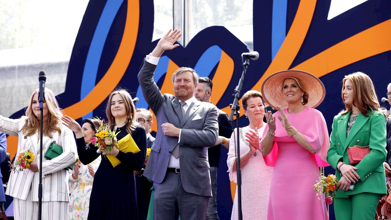 El rey saluda a los neerlandeses tras su tradicional discurso.